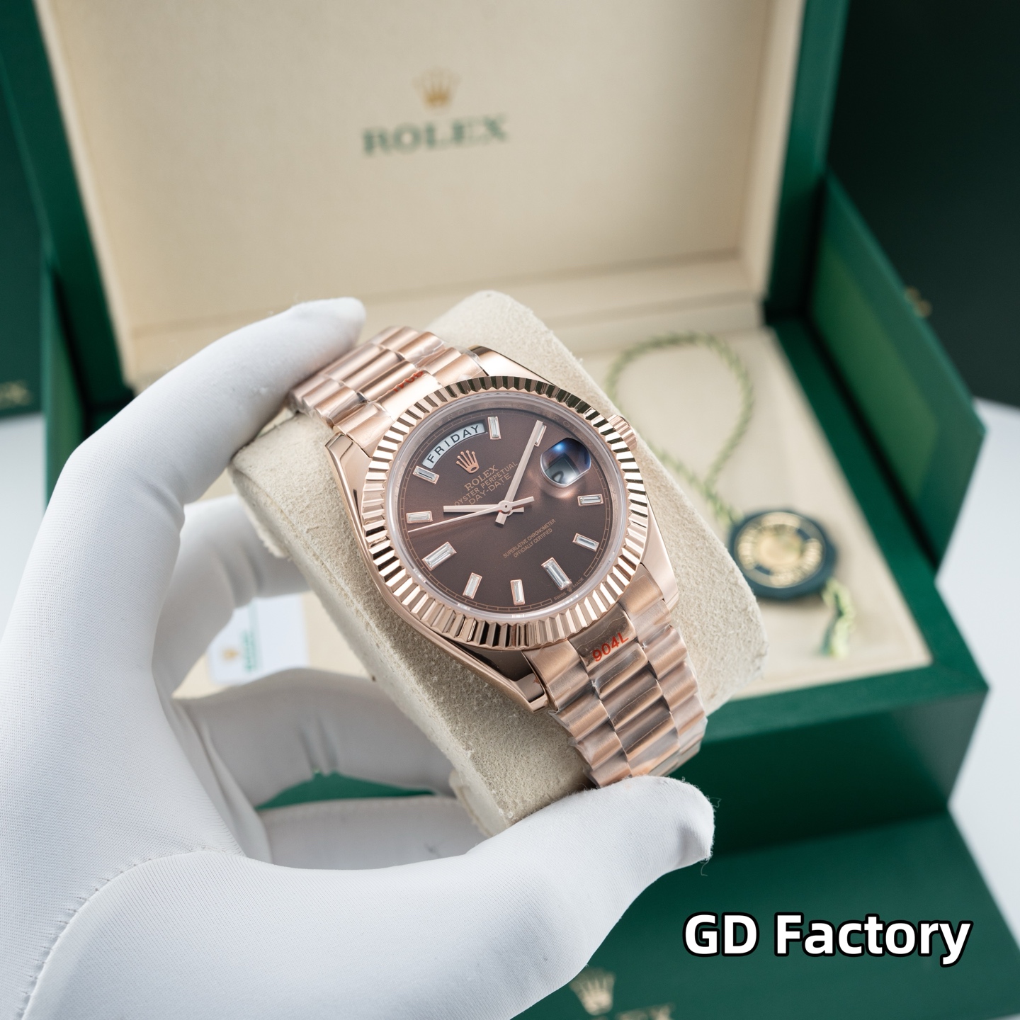 GD品控，2023年便为客量身打造——星期日历型男士腕表，劳力士官方热门爆款～劳粉热捧的DD、黑冰糖、赌桌绿…该系列也一直在劳圈稳居热销榜[强]
亮点一：继续秉承GD厂全新西铁城机芯，些系列搭载西铁城原装8285机芯，出厂机芯检测、调校！外观细节同步原装正品！真正内外兼修[强]
亮点二：40mm官方同步原装表扣，圆三珠表链散件打磨！真正以大厂品质标准打造平价西铁城[强]
亮点三：条丁刻度继续秉承GD厂高效超强、持久夜光粉填充，夜光品质堪比原装！字面盘做工细腻，字体、刻度～细节均源自大厂工艺，媲美原装[强]
亮点五：防刮蓝宝石水晶玻璃镜面，防反光凸透式放大（2.5位）日历窗，放大倍数同步原装，读时、读历清晰通透[强]
⚠️请认准GD品控独家品质