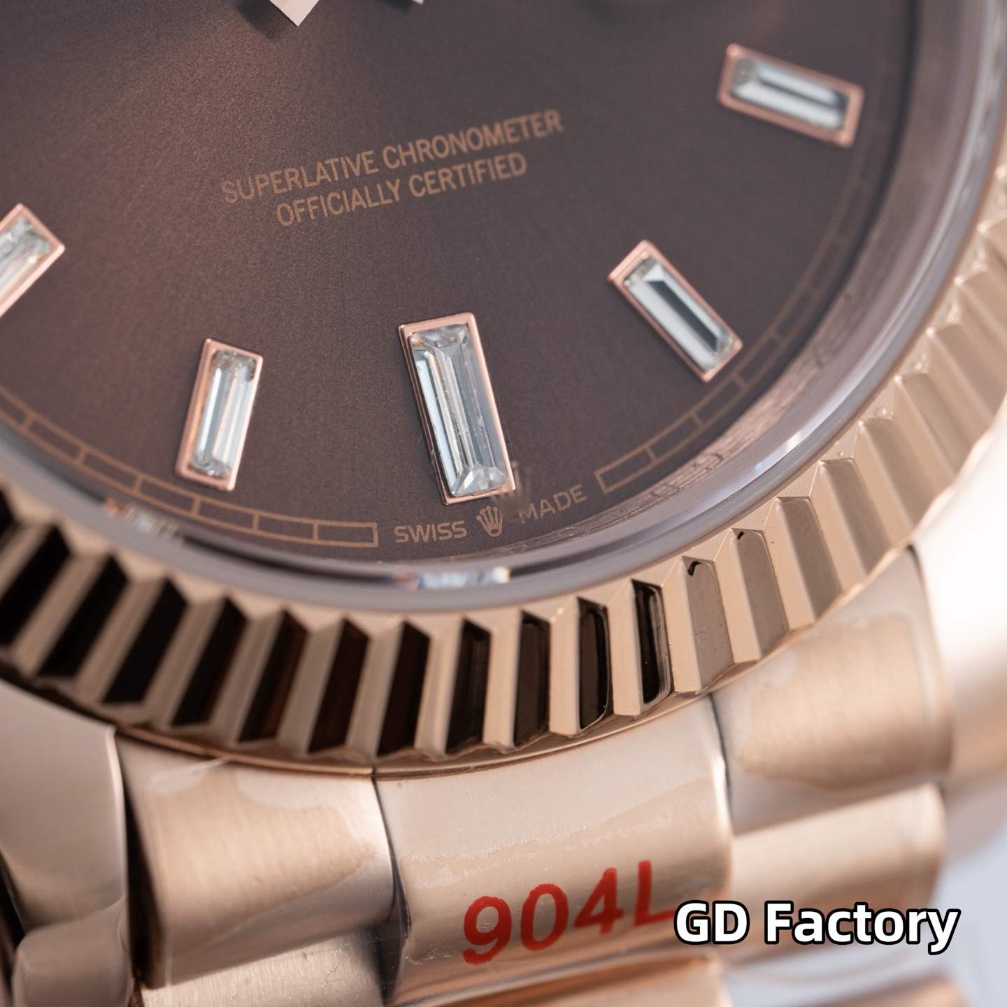 GD品控，2023年便为客量身打造——星期日历型男士腕表，劳力士官方热门爆款～劳粉热捧的DD、黑冰糖、赌桌绿…该系列也一直在劳圈稳居热销榜[强]
亮点一：继续秉承GD厂全新西铁城机芯，些系列搭载西铁城原装8285机芯，出厂机芯检测、调校！外观细节同步原装正品！真正内外兼修[强]
亮点二：40mm官方同步原装表扣，圆三珠表链散件打磨！真正以大厂品质标准打造平价西铁城[强]
亮点三：条丁刻度继续秉承GD厂高效超强、持久夜光粉填充，夜光品质堪比原装！字面盘做工细腻，字体、刻度～细节均源自大厂工艺，媲美原装[强]
亮点五：防刮蓝宝石水晶玻璃镜面，防反光凸透式放大（2.5位）日历窗，放大倍数同步原装，读时、读历清晰通透[强]
⚠️请认准GD品控独家品质