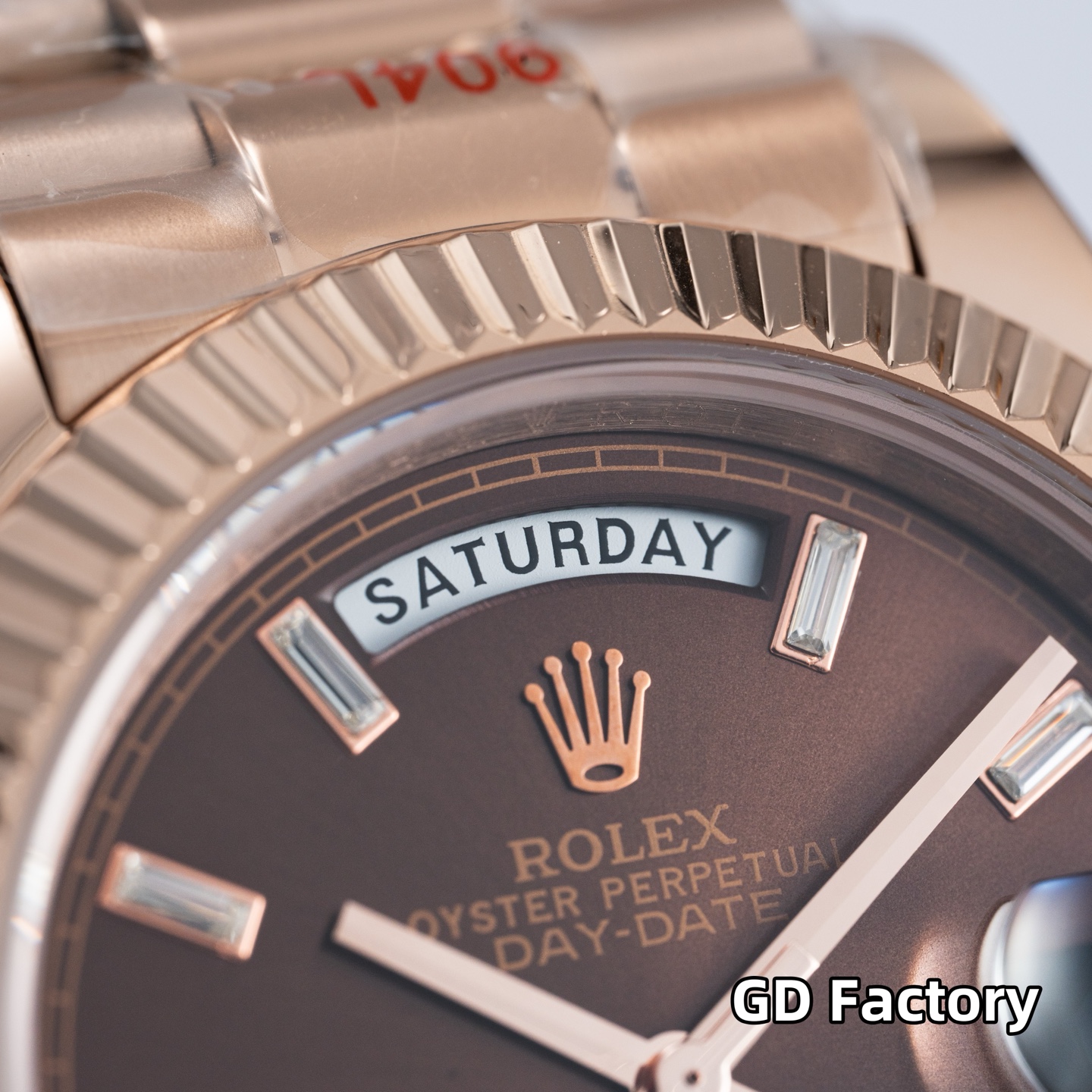 GD品控，2023年便为客量身打造——星期日历型男士腕表，劳力士官方热门爆款～劳粉热捧的DD、黑冰糖、赌桌绿…该系列也一直在劳圈稳居热销榜[强]
亮点一：继续秉承GD厂全新西铁城机芯，些系列搭载西铁城原装8285机芯，出厂机芯检测、调校！外观细节同步原装正品！真正内外兼修[强]
亮点二：40mm官方同步原装表扣，圆三珠表链散件打磨！真正以大厂品质标准打造平价西铁城[强]
亮点三：条丁刻度继续秉承GD厂高效超强、持久夜光粉填充，夜光品质堪比原装！字面盘做工细腻，字体、刻度～细节均源自大厂工艺，媲美原装[强]
亮点五：防刮蓝宝石水晶玻璃镜面，防反光凸透式放大（2.5位）日历窗，放大倍数同步原装，读时、读历清晰通透[强]
⚠️请认准GD品控独家品质