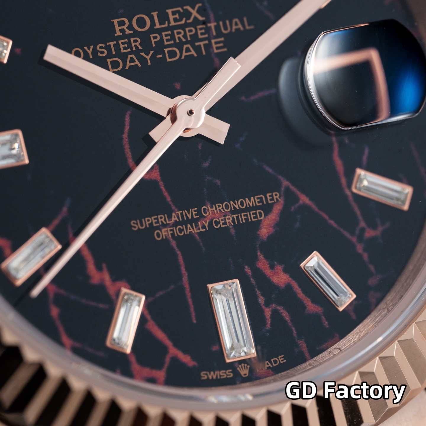 GD品控，2023年便为客量身打造&mdash;&mdash;星期日历型男士腕表，劳力士官方热门爆款～劳粉热捧的DD、黑冰糖、赌桌绿&hellip;该系列也一直在劳圈稳居热销榜[强]
亮点一：继续秉承GD厂全新西铁城机芯，些系列搭载西铁城原装8285机芯，出厂机芯检测、调校！外观细节同步原装正品！真正内外兼修[强]
亮点二：40mm官方同步原装表扣，圆三珠表链散件打磨！真正以大厂品质标准打造平价西铁城[强]
亮点三：条丁刻度继续秉承GD厂高效超强、持久夜光粉填充，夜光品质堪比原装！字面盘做工细腻，字体、刻度～细节均源自大厂工艺，媲美原装[强]
亮点五：防刮蓝宝石水晶玻璃镜面，防反光凸透式放大（2.5位）日历窗，放大倍数同步原装，读时、读历清晰通透[强]
⚠️请认准GD品控独家品质