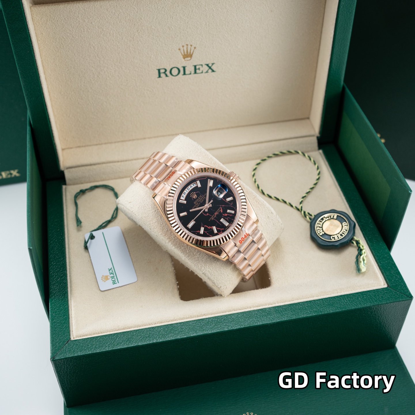 GD品控，2023年便为客量身打造&mdash;&mdash;星期日历型男士腕表，劳力士官方热门爆款～劳粉热捧的DD、黑冰糖、赌桌绿&hellip;该系列也一直在劳圈稳居热销榜[强]
亮点一：继续秉承GD厂全新西铁城机芯，些系列搭载西铁城原装8285机芯，出厂机芯检测、调校！外观细节同步原装正品！真正内外兼修[强]
亮点二：40mm官方同步原装表扣，圆三珠表链散件打磨！真正以大厂品质标准打造平价西铁城[强]
亮点三：条丁刻度继续秉承GD厂高效超强、持久夜光粉填充，夜光品质堪比原装！字面盘做工细腻，字体、刻度～细节均源自大厂工艺，媲美原装[强]
亮点五：防刮蓝宝石水晶玻璃镜面，防反光凸透式放大（2.5位）日历窗，放大倍数同步原装，读时、读历清晰通透[强]
⚠️请认准GD品控独家品质