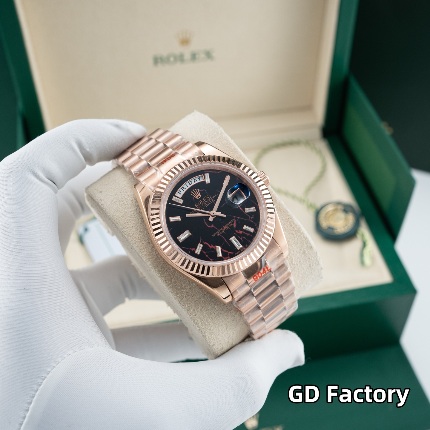 GD品控，2023年便为客量身打造&mdash;&mdash;星期日历型男士腕表，劳力士官方热门爆款～劳粉热捧的DD、黑冰糖、赌桌绿&hellip;该系列也一直在劳圈稳居热销榜[强]
亮点一：继续秉承GD厂全新西铁城机芯，些系列搭载西铁城原装8285机芯，出厂机芯检测、调校！外观细节同步原装正品！真正内外兼修[强]
亮点二：40mm官方同步原装表扣，圆三珠表链散件打磨！真正以大厂品质标准打造平价西铁城[强]
亮点三：条丁刻度继续秉承GD厂高效超强、持久夜光粉填充，夜光品质堪比原装！字面盘做工细腻，字体、刻度～细节均源自大厂工艺，媲美原装[强]
亮点五：防刮蓝宝石水晶玻璃镜面，防反光凸透式放大（2.5位）日历窗，放大倍数同步原装，读时、读历清晰通透[强]
⚠️请认准GD品控独家品质