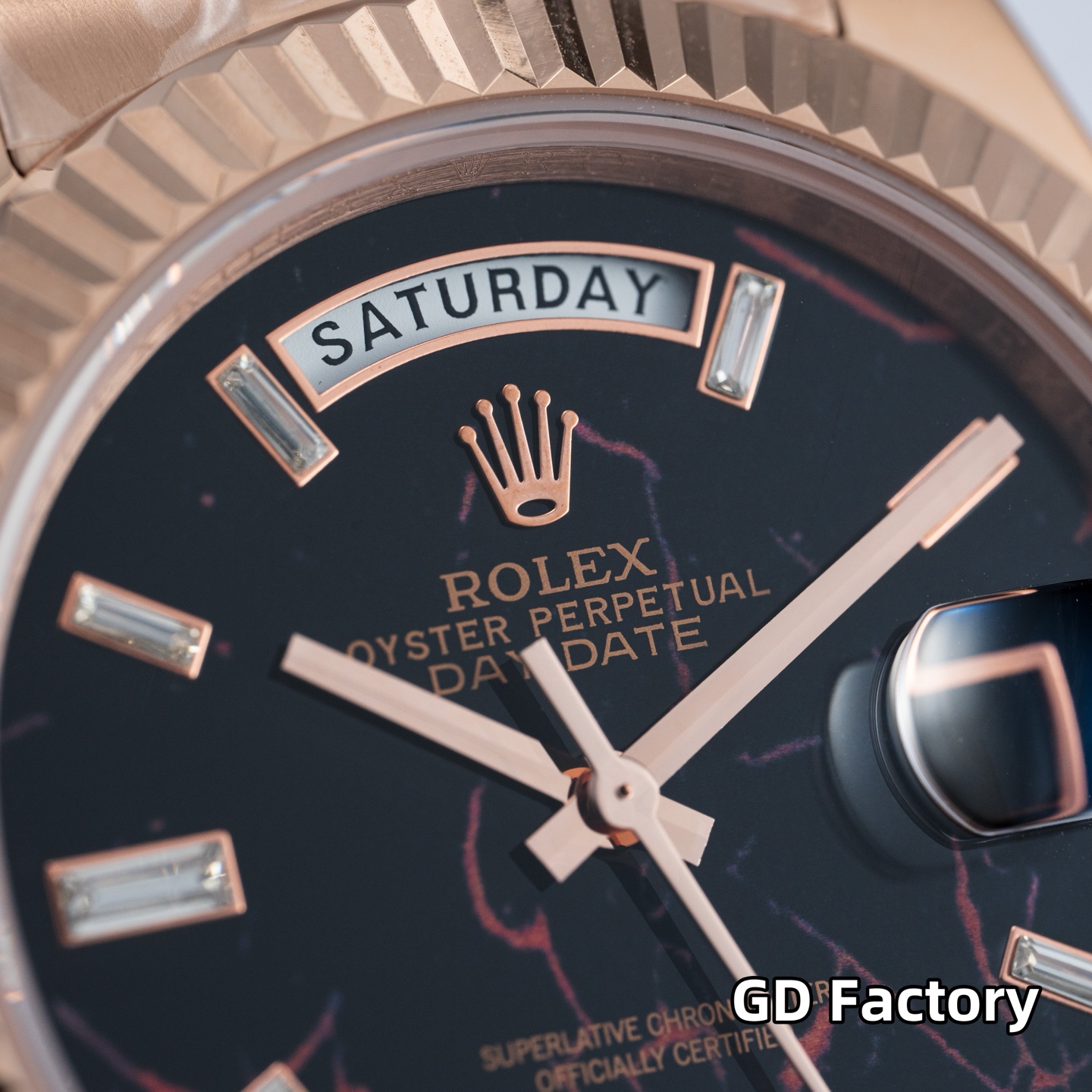 GD品控，2023年便为客量身打造&mdash;&mdash;星期日历型男士腕表，劳力士官方热门爆款～劳粉热捧的DD、黑冰糖、赌桌绿&hellip;该系列也一直在劳圈稳居热销榜[强]
亮点一：继续秉承GD厂全新西铁城机芯，些系列搭载西铁城原装8285机芯，出厂机芯检测、调校！外观细节同步原装正品！真正内外兼修[强]
亮点二：40mm官方同步原装表扣，圆三珠表链散件打磨！真正以大厂品质标准打造平价西铁城[强]
亮点三：条丁刻度继续秉承GD厂高效超强、持久夜光粉填充，夜光品质堪比原装！字面盘做工细腻，字体、刻度～细节均源自大厂工艺，媲美原装[强]
亮点五：防刮蓝宝石水晶玻璃镜面，防反光凸透式放大（2.5位）日历窗，放大倍数同步原装，读时、读历清晰通透[强]
⚠️请认准GD品控独家品质