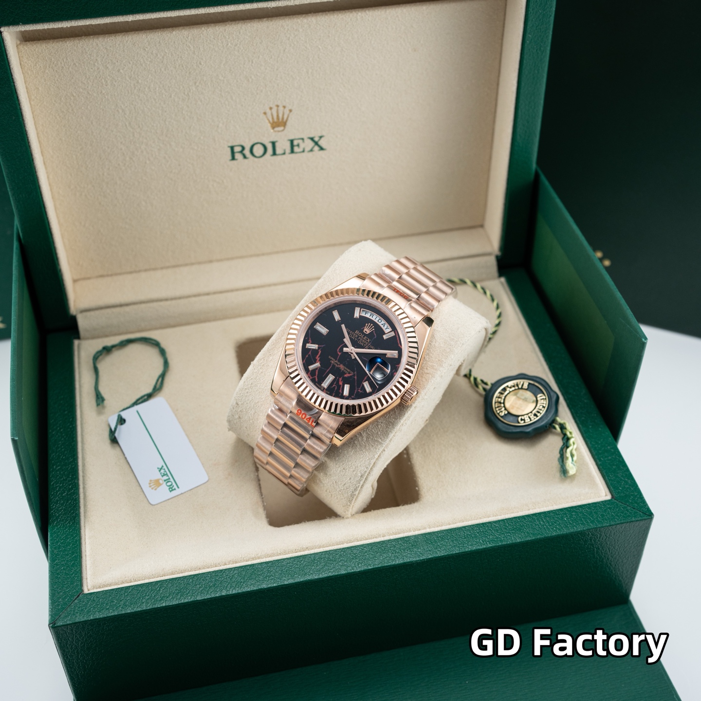 GD品控，2023年便为客量身打造&mdash;&mdash;星期日历型男士腕表，劳力士官方热门爆款～劳粉热捧的DD、黑冰糖、赌桌绿&hellip;该系列也一直在劳圈稳居热销榜[强]
亮点一：继续秉承GD厂全新西铁城机芯，些系列搭载西铁城原装8285机芯，出厂机芯检测、调校！外观细节同步原装正品！真正内外兼修[强]
亮点二：40mm官方同步原装表扣，圆三珠表链散件打磨！真正以大厂品质标准打造平价西铁城[强]
亮点三：条丁刻度继续秉承GD厂高效超强、持久夜光粉填充，夜光品质堪比原装！字面盘做工细腻，字体、刻度～细节均源自大厂工艺，媲美原装[强]
亮点五：防刮蓝宝石水晶玻璃镜面，防反光凸透式放大（2.5位）日历窗，放大倍数同步原装，读时、读历清晰通透[强]
⚠️请认准GD品控独家品质