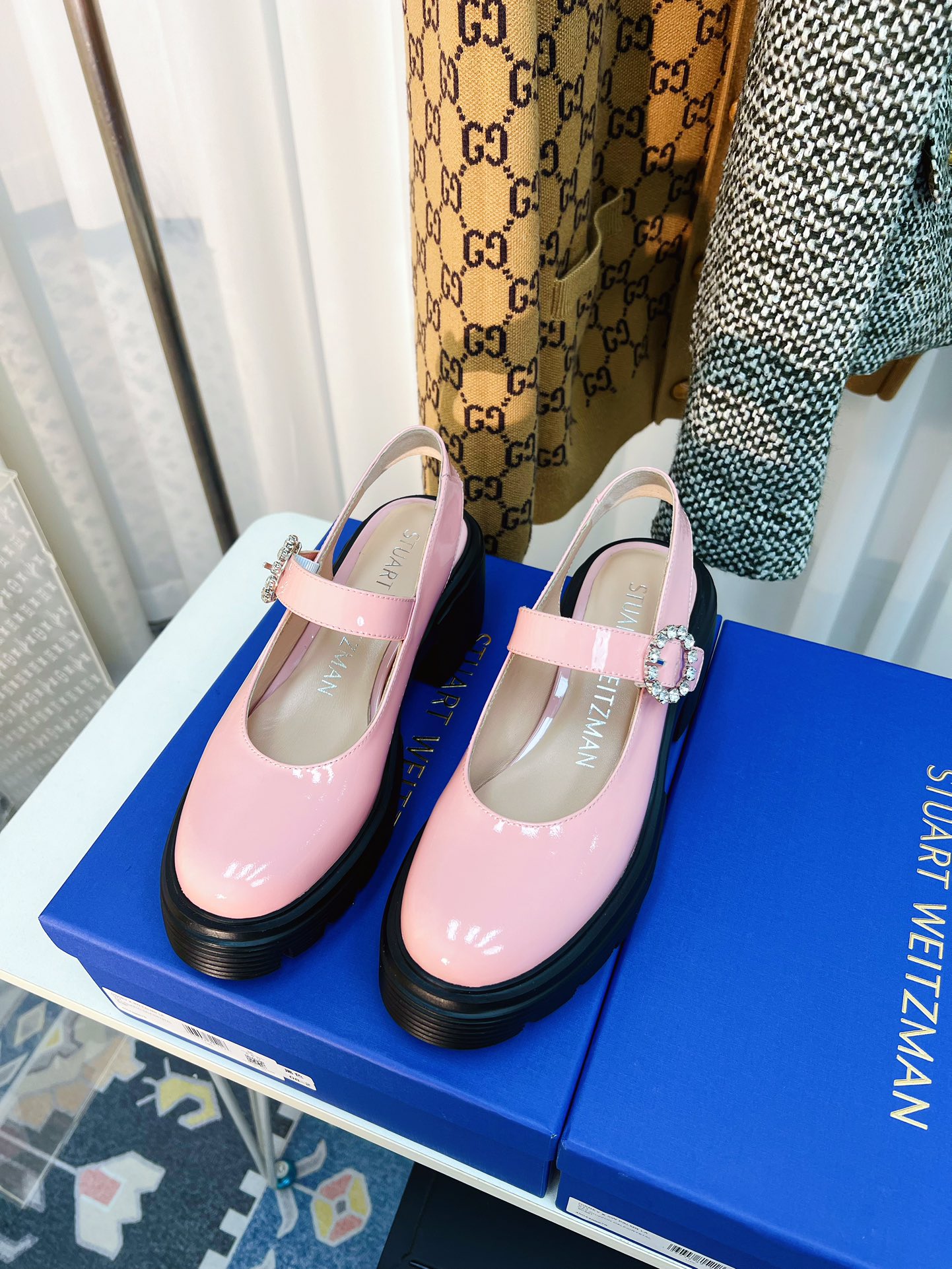 STUART WEITZMAN SW24 Sandals: Stylish, Simple, and Comfortable Sheepskin Design - 图片 4