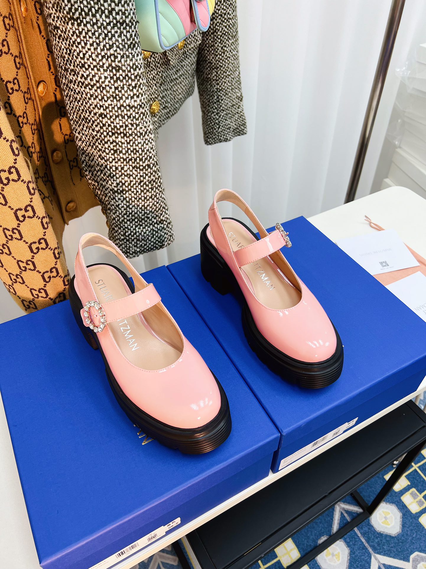 STUART WEITZMAN SW24 Sandals: Stylish, Simple, and Comfortable Sheepskin Design - 图片 3