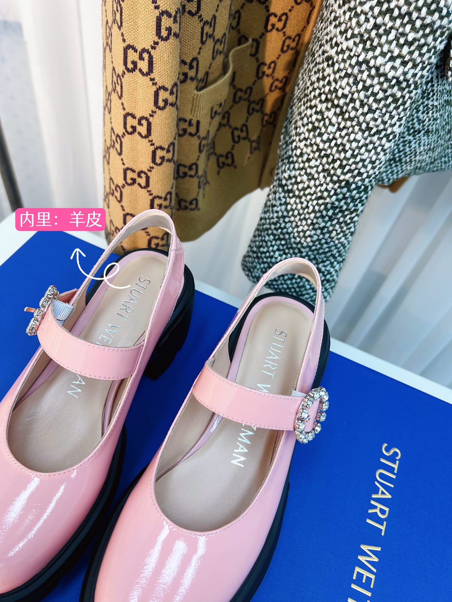 STUART WEITZMAN SW24 Sandals: Stylish, Simple, and Comfortable Sheepskin Design - 图片 5