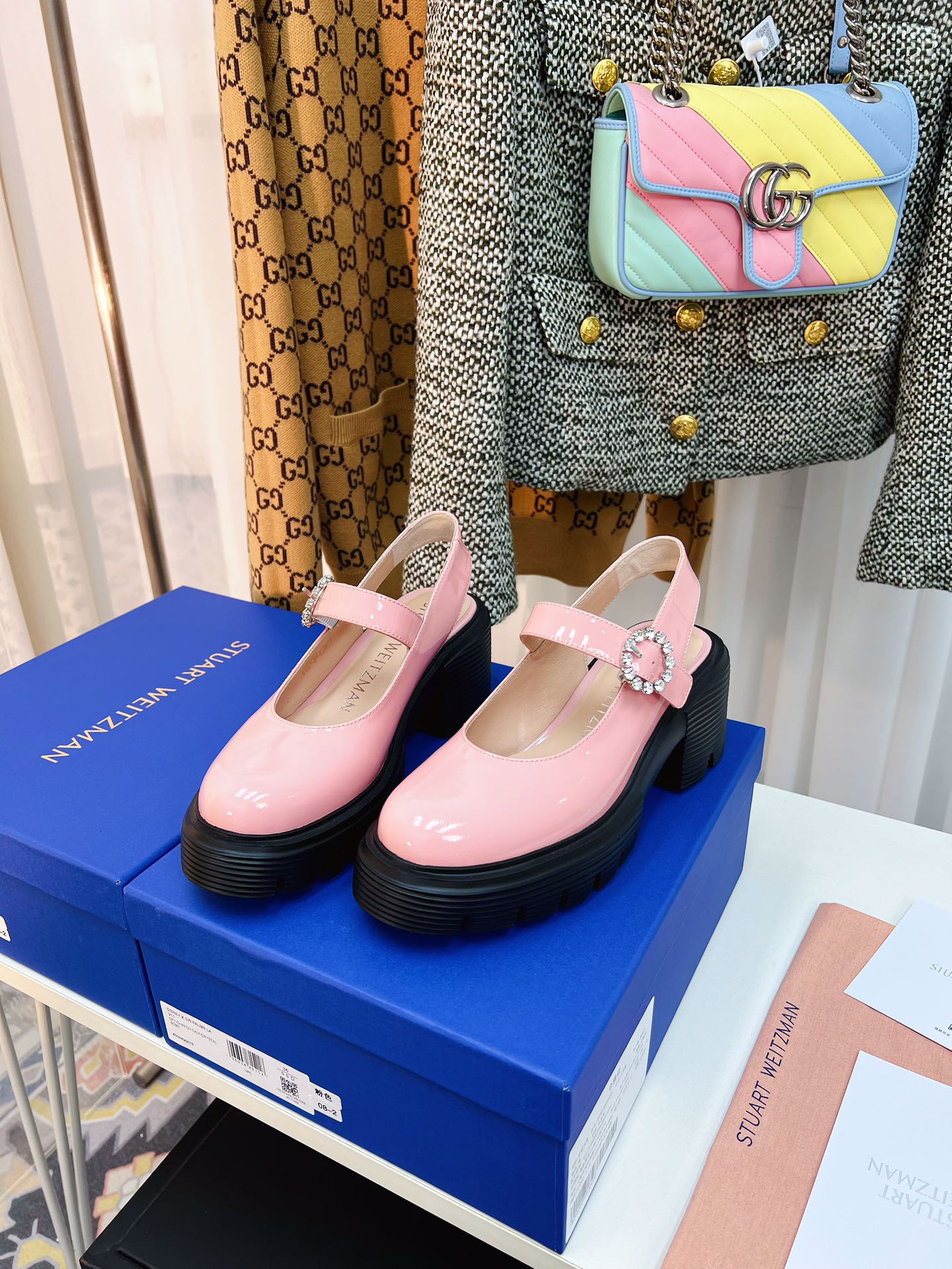 STUART WEITZMAN SW24 Sandals: Stylish, Simple, and Comfortable Sheepskin Design - 图片 2