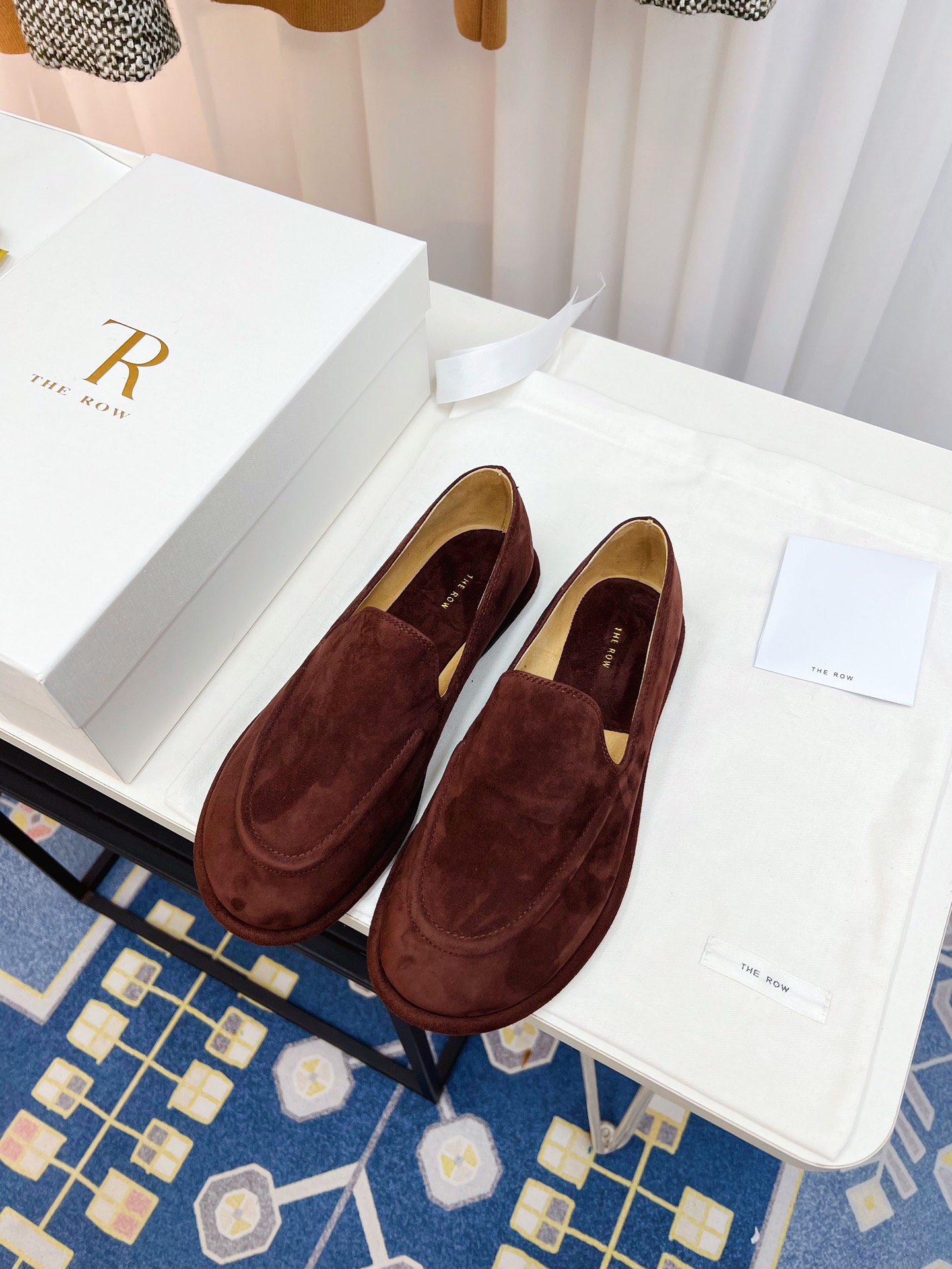 NO:669411,The row_New retro loafers The new The Row loafers. I fell in love with these shoes at first sight. It has a retro flavor and looks great with any combination!  All the major Internet celebrity bloggers are wearing it. There are no Hong Kong treasures on the front and back. The whole shoe is very soft. It is easy to wear and does not rub your feet. It is simple and versatile. It is a style that you don’t want to take off. If you have high requirements for foot feel, you can close your eyes and wear it. The upper is original custom-made imported water-dyed calfskin, the lining is Lu suede, and the outsole is original rubber sole. Size 35-41. Packaging is complete in the original box. Loafers, loafers, cowhide, chamois leather19860909The row_新款复古乐福鞋 新款The Row乐福鞋,第一眼看到这个鞋子就爱上了,带点复古味随意搭配都好看！各大网红博主都在穿它,前后无港宝,整个鞋子非常柔软,好穿不磨脚简约百搭款~穿上就不想脱的款,对脚感要求高的闭眼入它 鞋面原版定制进口水染小牛皮 内里lu麂皮绒 大底原厂橡胶底 尺码35-41 包装全套原盒包装.,乐福鞋,loafers,cowhide,chamois leather,Women's Shoes