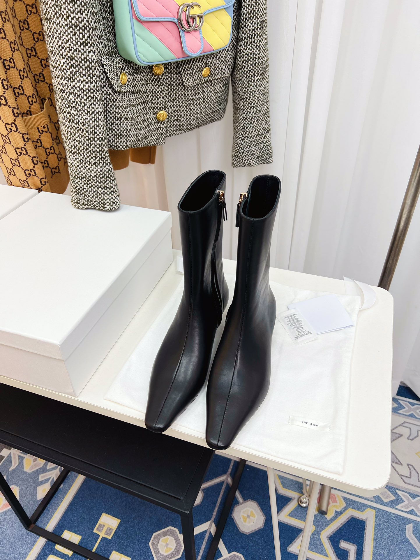 NO:561407,The row's new autumn and winter stiletto heel and pointed toe temperament cowhide short boots The row has never lost in creating a sense of luxury. A pair of simple, capable, low-key and fashionable boots. There are no bright colors and complicated designs. Just the 3cm small stiletto heel and the neat and fashionable pointed toe design can fully open up the aura and have a full sense of luxury. The material is original cowhide. The lining is cowhide. The outsole is genuine leather. The heel height is 3cm.  Size 35-41., boots, cowhide, Leather soles19860909The row 秋冬新款细跟尖头气质牛皮短靴 The row在打造高级感这点从来就没输过 一双简约干练、低调时髦的靴子 没有鲜艳的色彩和繁杂的设计 仅凭3cm的小细跟和利落时髦气质的尖头设计就能气场全开,高级感十足 面料原版牛皮 内里牛皮 大底真皮大底 跟高3cm 码数35-41.,靴子,boots,cowhide,Leather soles,Women's Shoes