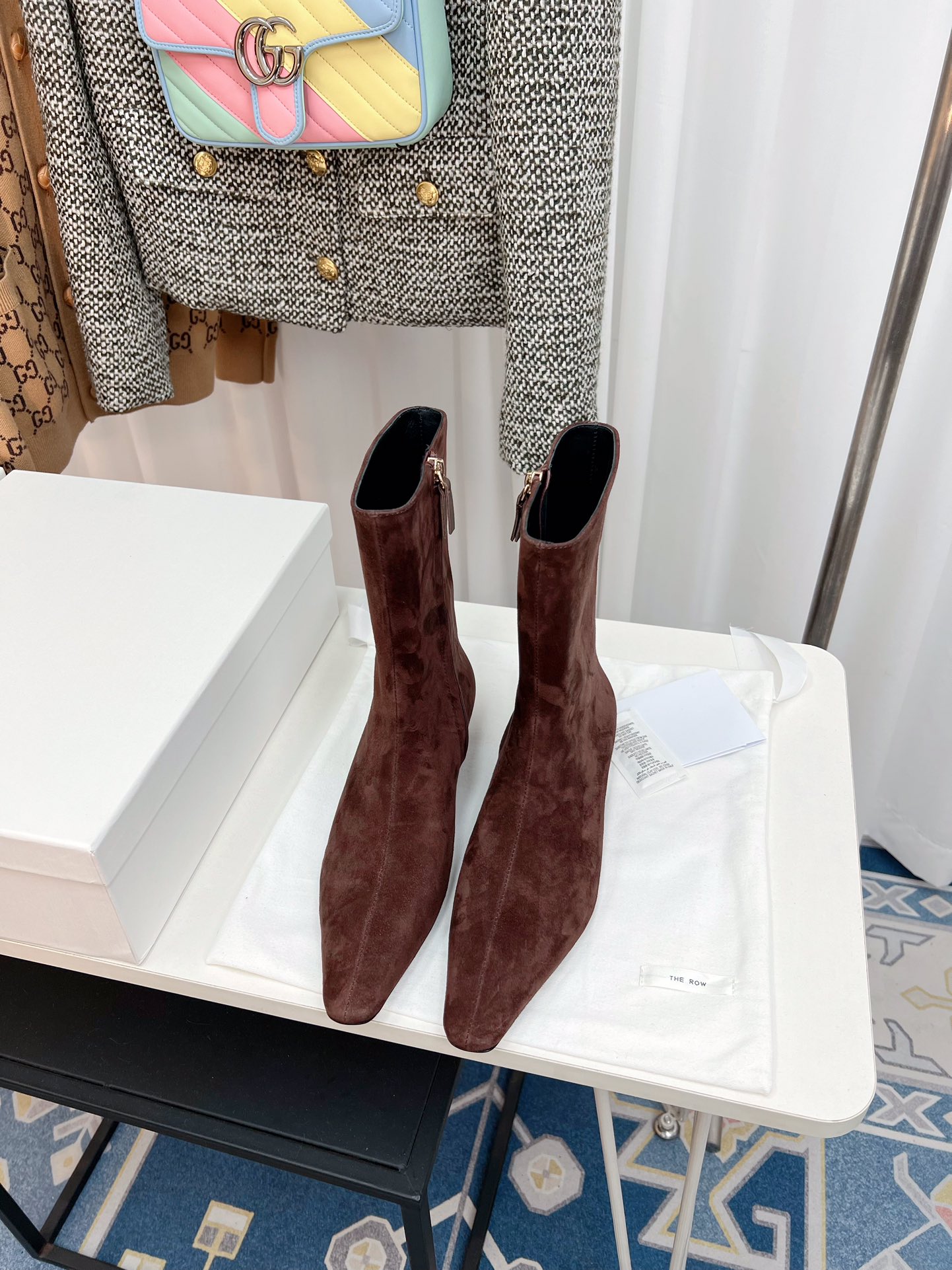 NO:561413,The row's new autumn and winter stiletto heel and pointed toe temperament cowhide short boots The row has never lost in creating a sense of luxury. A pair of simple, capable, low-key and fashionable boots. There are no bright colors and complicated designs. Just the 3cm small stiletto heel and the neat and fashionable pointed toe design can fully open up the aura and have a full sense of luxury. The material is original cowhide. The lining is cowhide. The outsole is genuine leather. The heel height is 3cm.  Size 35-41., boots, cowhide, Leather soles19860909The row 秋冬新款细跟尖头气质牛皮短靴 The row在打造高级感这点从来就没输过 一双简约干练、低调时髦的靴子 没有鲜艳的色彩和繁杂的设计 仅凭3cm的小细跟和利落时髦气质的尖头设计就能气场全开,高级感十足 面料原版牛皮 内里牛皮 大底真皮大底 跟高3cm 码数35-41.,靴子,boots,cowhide,Leather soles,Women's Shoes