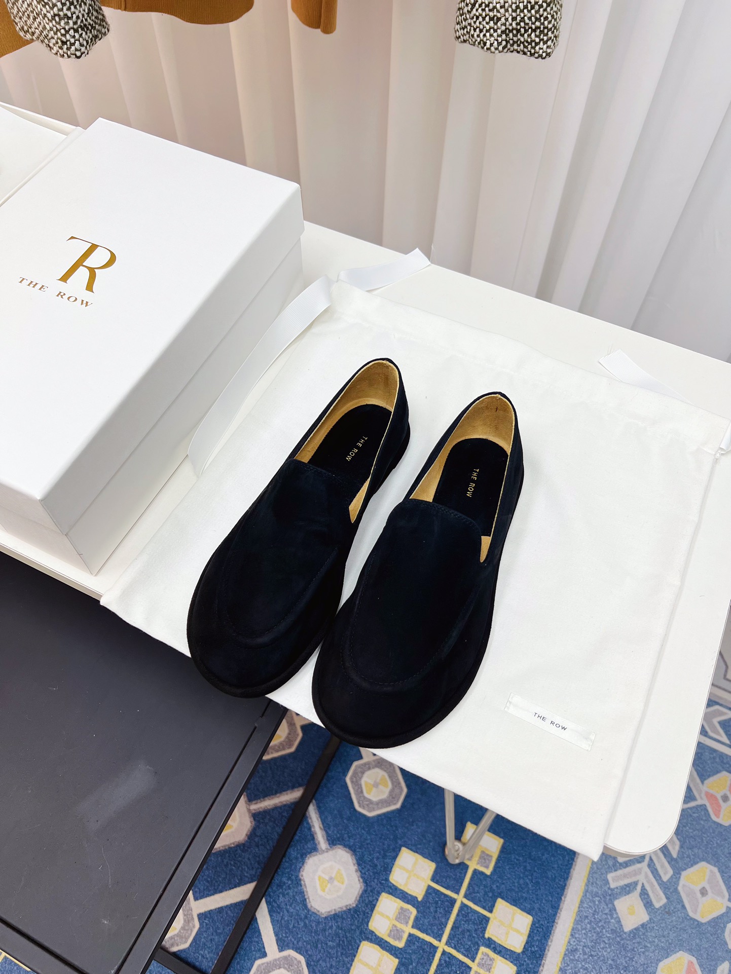 NO:252277,The row_New retro loafers New The Row loafers, I fell in love with this shoe at first sight, and it looks good with a little retro flavor and random combination!  All major internet celebrity bloggers are wearing it, there is no Hong Kong treasure in front and back, the whole shoe is very soft, easy to wear without scratching the feet, simple and versatile style~ The style you don't want to take off when you wear it, close your eyes and enter it with high foot feeling. The upper is customized imported water-dyeed calfskin, inner lu suede, original rubber sole, size 35-41, packaging, full set of original box packaging., loafers, loafers, cowhide, chamois leather19860909The row_新款复古乐福鞋 新款The Row乐福鞋,第一眼看到这个鞋子就爱上了,带点复古味随意搭配都好看！各大网红博主都在穿它,前后无港宝,整个鞋子非常柔软,好穿不磨脚简约百搭款~穿上就不想脱的款,对脚感要求高的闭眼入它 鞋面原版定制进口水染小牛皮 内里lu麂皮绒 大底原厂橡胶底 尺码35-41 包装全套原盒包装.,乐福鞋,loafers,cowhide,chamois leather,Women's Shoes