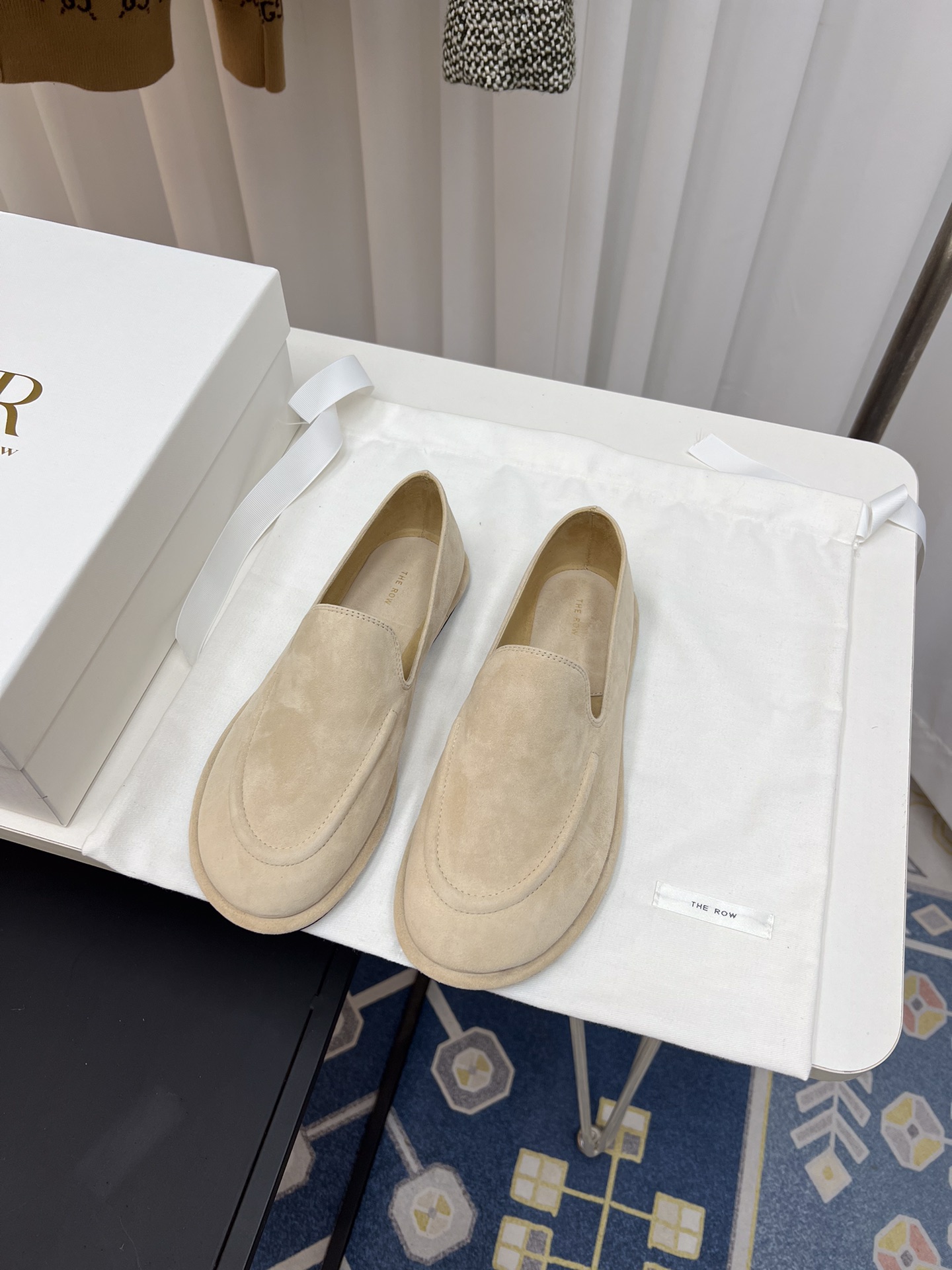 NO:252280,The row_New retro loafers New The Row loafers, I fell in love with this shoe at first sight, and it looks good with a little retro flavor and random combination!  All major internet celebrity bloggers are wearing it, there is no Hong Kong treasure in front and back, the whole shoe is very soft, easy to wear without scratching the feet, simple and versatile style~ The style you don't want to take off when you wear it, close your eyes and enter it with high requirements for foot feeling. The upper is customized imported water-dyeed calfskin, inner lu suede, original rubber sole, size 35-41, complete set of original box packaging, loafers, loafers, cowhide, chamois leather19860909The row_新款复古乐福鞋 新款The Row乐福鞋,第一眼看到这个鞋子就爱上了,带点复古味随意搭配都好看！各大网红博主都在穿它,前后无港宝,整个鞋子非常柔软,好穿不磨脚简约百搭款~穿上就不想脱的款,对脚感要求高的闭眼入它 鞋面原版定制进口水染小牛皮 内里lu麂皮绒 大底原厂橡胶底 尺码35-41 包装全套原盒包装,乐福鞋,loafers,cowhide,chamois leather,Women's Shoes