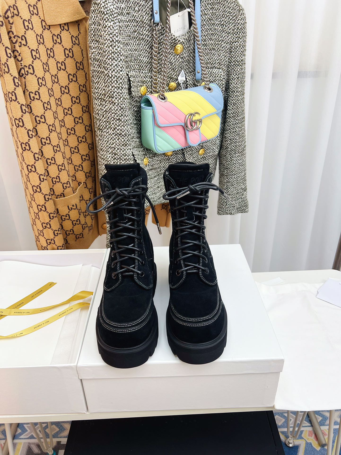 NO:561444,THE ROW European version of autumn and winter new thick-soled heightening boots. New British casual style unisex women's boots. With avant-garde design, excellent materials and exquisite craftsmanship, this shoe incorporates casual style. The simple and elegant toe adopts the sponge drumming technology newly designed in 2025. It is visually domineering and big-name!  The collar of the boot leg is made of foam, which is fashionable and comfortable!  The insole is designed with arch sponge to make the foot elastic, cushion the shock experienced by the body, and protect the foot!  Easily match your everyday outfits!  Original mold opening, 1:1 detail restoration. Grained calfskin upper, nubuck nubuck leather. Customized full-grain water-dyed sheepskin lining. Insole 5 cm high, inner heightening insole, arch sponge pad!  Shoe size 35-40, sole thickness 4CM, foam outsole., snow boots, boots, cowhide, sheepskin19860909THE ROW 欧洲版秋冬新款厚底增高靴 全新英伦休闲风中性女靴 以前前卫设计、卓越的材质和精湛工艺,这款鞋子融入了休闲风格,简约大气鞋头采用2025年新设计的海绵起鼓工艺,视觉霸气大牌！靴筒领口采用包海绵,时尚又舒适！鞋垫设计足弓海绵,使足具有弹性,缓冲身体承受的震动,保护足！轻松搭配你的日常服饰！ 原版开模,1:1细节还原 鞋面粒面小牛皮、牛反绒磨砂皮 内里定制全粒面水染羊皮里 鞋垫5厘米高的内增高鞋垫、足弓海绵垫！ 鞋码35-40 底厚4CM 大底发泡大底.,雪地靴,boots,cowhide,sheepskin,Women's Shoes