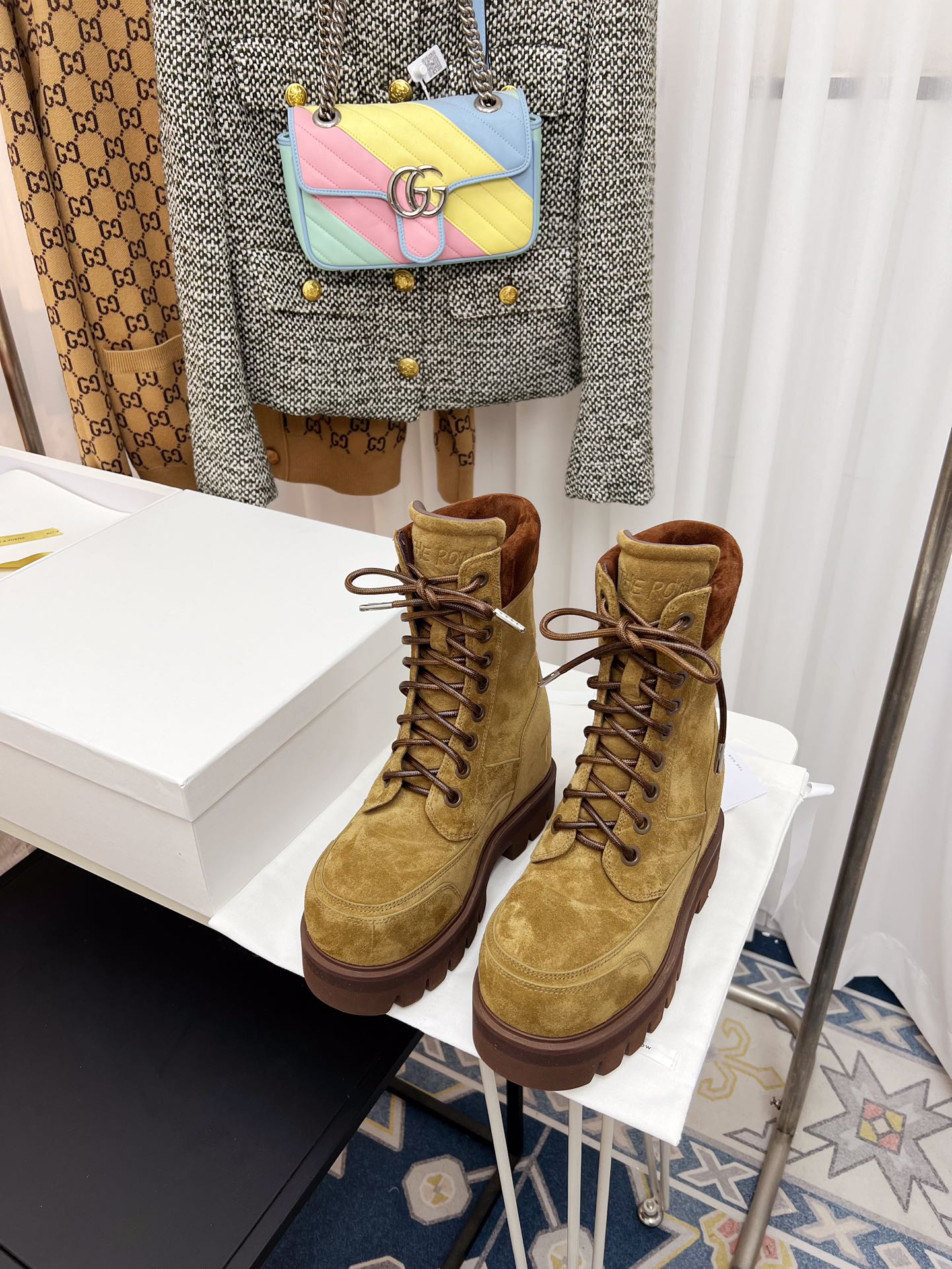 NO:561449,THE ROW European version of autumn and winter new thick-soled heightening boots. New British casual style unisex women's boots. With avant-garde design, excellent materials and exquisite craftsmanship, this shoe incorporates casual style. The simple and elegant toe adopts the sponge drumming technology newly designed in 2025. It is visually domineering and big-name!  The collar of the boot leg is made of foam, which is fashionable and comfortable!  The insole is designed with arch sponge to make the foot elastic, cushion the shock experienced by the body, and protect the foot!  Easily match your everyday outfits!  Original mold opening, 1:1 detail restoration. Grained calfskin upper, nubuck nubuck leather. Customized full-grain water-dyed sheepskin lining. Insole 5 cm high, inner heightening insole, arch sponge pad!  Shoe size 35-40, sole thickness 4CM, foam outsole., snow boots, boots, cowhide, sheepskin19860909THE ROW 欧洲版秋冬新款厚底增高靴 全新英伦休闲风中性女靴 以前前卫设计、卓越的材质和精湛工艺,这款鞋子融入了休闲风格,简约大气鞋头采用2025年新设计的海绵起鼓工艺,视觉霸气大牌！靴筒领口采用包海绵,时尚又舒适！鞋垫设计足弓海绵,使足具有弹性,缓冲身体承受的震动,保护足！轻松搭配你的日常服饰！ 原版开模,1:1细节还原 鞋面粒面小牛皮、牛反绒磨砂皮 内里定制全粒面水染羊皮里 鞋垫5厘米高的内增高鞋垫、足弓海绵垫！ 鞋码35-40 底厚4CM 大底发泡大底 .,雪地靴,boots,cowhide,sheepskin,Women's Shoes