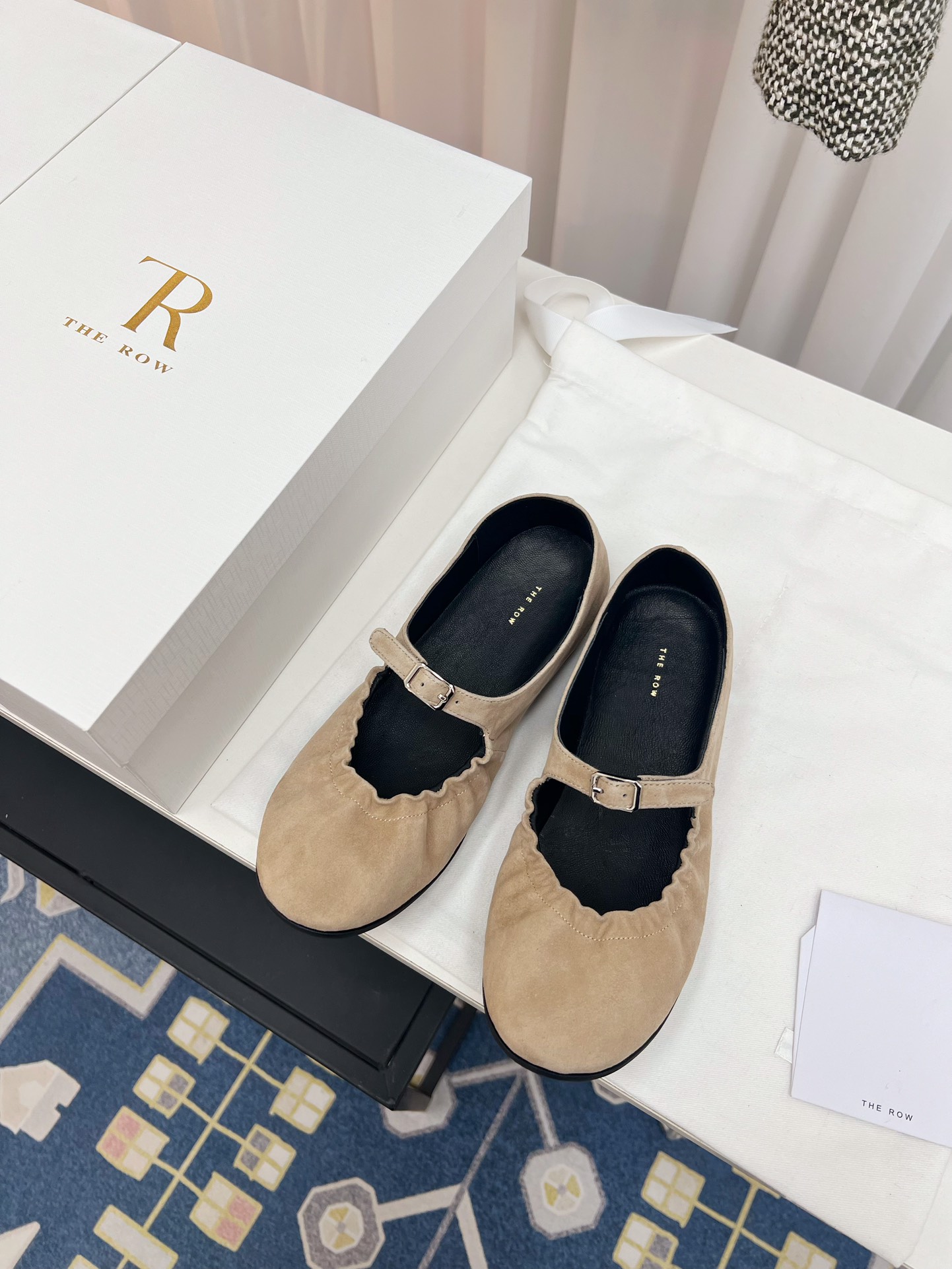 NO:228477,The Row 24/ Flat-soled elastic dancing shoes. I fell in love with this shoe at first sight. It looks good with a little retro flavor and a casual combination!  All major internet celebrity bloggers are wearing it. The whole shoe is very soft, easy to wear without scratching your feet. The simple and versatile model continues the usual minimalist style. The upper uses the original Yangjing, the inner foot pads, small sheepskin, outsole, size: 35-39., ballet shoes, sheepskin, sheep19860909The Row 24/平底松紧口跳舞鞋 第一眼看到这个鞋子就爱上了,带点复古味随意搭配都好看！各大网红博主都在穿它,整个鞋子非常柔软,好穿不磨脚.简约百搭款~延续了一贯极简风格 鞋面采用原版羊京 内里垫脚小绵羊皮 大底橡胶大底 码数:35-39.,芭蕾舞鞋,sheepskin,sheep,Women's Shoes