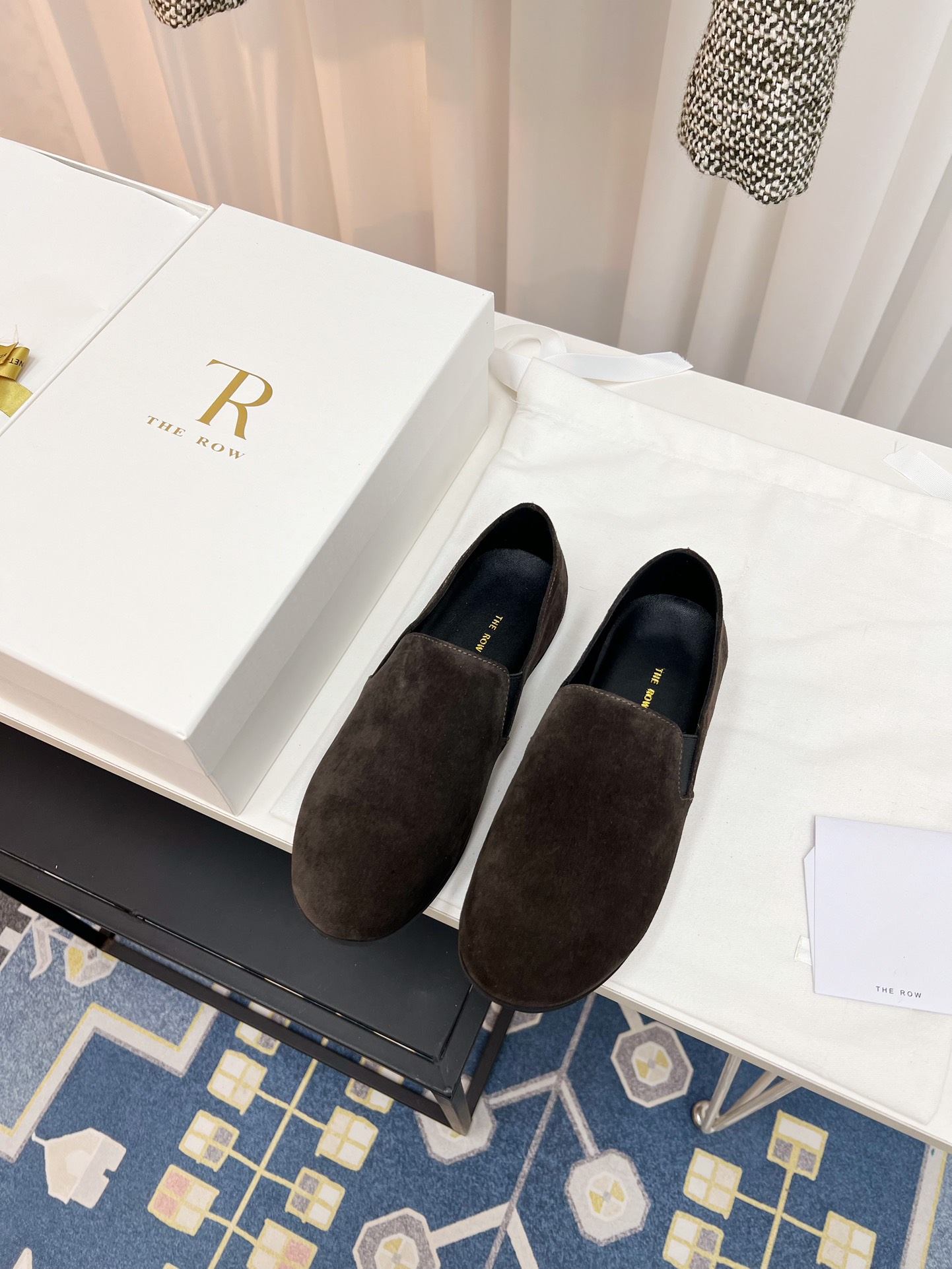 NO:228441,The Row 25s early spring new loafers, favorite of the year, looks ordinary, and you will be amazed by its softness and wonderful style after putting on it. The minimalist style that will never be disappointed. The foot feels comfortable and the wrapping feels full!  The fabric is made of beef reverse velvet/customized original horse hair. The inner foot pads are all lambskin. The original mold-opening custom anti-slip sole. Size35-40., loafers, loafers, sheepskin19860909The Row 25s早春新品乐福鞋 年度最爱 看着平平无奇 上脚后会为其柔软程度与绝妙版型惊叹 永远不会失望的极简风格 脚感舒适 包裹感十足！ 面料采用牛反绒/定制原版马毛 内里垫脚均为小羊皮 原版开模定制防滑大底 Size35-40.,乐福鞋,loafers,sheepskin,Women's Shoes