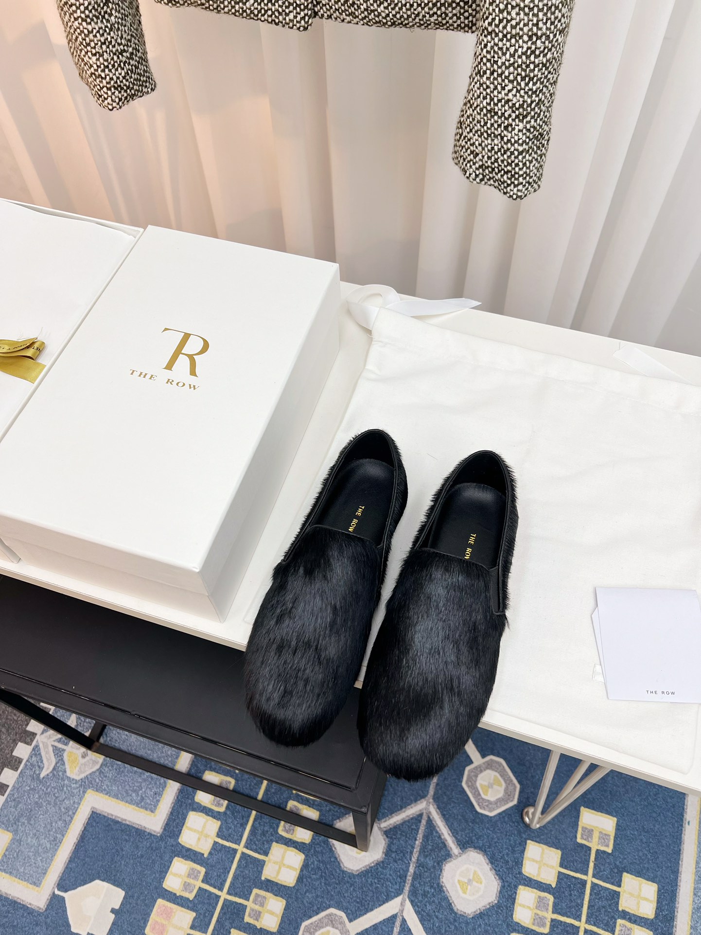 NO:228446,(Horse Hair) The Row 25s early spring new loafers, favorite of the year, looks ordinary, and you will be amazed by its softness and wonderful style after putting on it. A minimalist style that will never be disappointed. Feel comfortable and full of wrapping!  The fabric is made of beef reverse velvet/customized original horse hair. The inner foot pads are all lambskin. The original mold-opening custom anti-slip sole. Size35-40., loafers, loafers, sheepskin19860909（马毛） The Row 25s早春新品乐福鞋 年度最爱 看着平平无奇 上脚后会为其柔软程度与绝妙版型惊叹 永远不会失望的极简风格 脚感舒适 包裹感十足！ 面料采用牛反绒/定制原版马毛 内里垫脚均为小羊皮 原版开模定制防滑大底 Size35-40.,乐福鞋,loafers,sheepskin,Women's Shoes