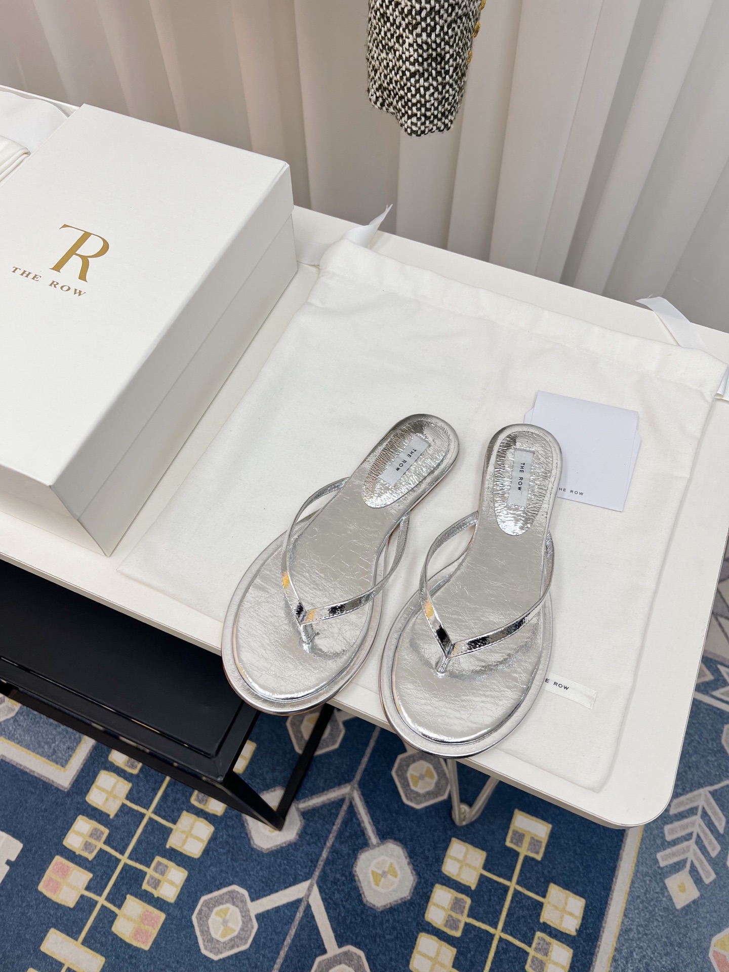 NO:228433,High quality The row2025 new niche design French foot-clip slippers for women, genuine leather is simply the dream shoes of the year. The must-go-toe sense of luxury is exuded from the inside out. Whether it is daily at home or on the street, this clip-toe flip flop will bring you an extraordinary dressing and fashion experience. Fabric sheepskin inner sheepskin sole imported from Italy Size35-41., split-toe shoes, slippers, sheepskin19860909高品质 The row2025新款小众设计法式夹脚拖鞋女,真皮这双简直就是年度梦中情鞋 年度必入高级感从里到外散发了 无论是日常居家还是闲逛街头,这款夹趾人字拖将为您带来非凡的穿着享受与时尚体验 面料羊皮 内里羊皮 鞋底意大利进口真皮鞋底 Size35-41.,分趾鞋,slippers,sheepskin,Women's Shoes