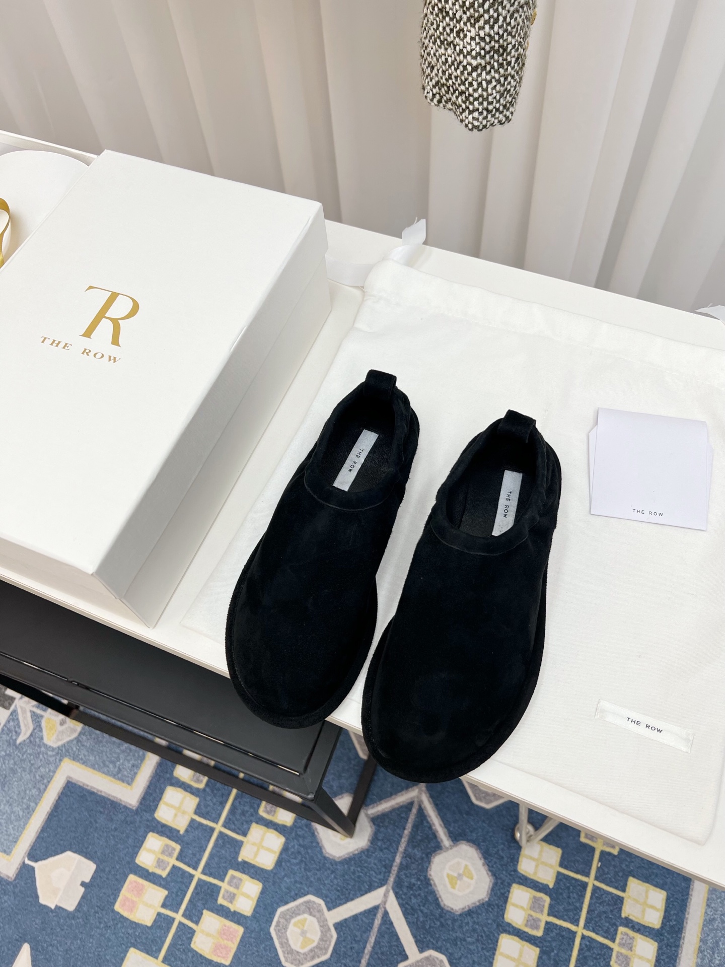 NO:260001,The row_New retro loafers New The Row loafers, I fell in love with this shoe at first sight, and it looks good with a little retro flavor and random combination!  All major internet celebrity bloggers are wearing it, there is no Hong Kong treasure in front and back, the whole shoe is very soft, easy to wear without scratching your feet, simple and versatile style~ The style you don’t want to take off when you wear it, close your eyes and enter it with high requirements for foot feeling. The original custom water-dyed calfskin, mixed-bred sheepskin, and suede suede!  Outsole original rubber sole size 35-41 Packaging full set of original box packaging, loafers, cowhide, sheepskin, chamois leather19860909The row_新款复古乐福鞋 新款The Row乐福鞋,第一眼看到这个鞋子就爱上了,带点复古味随意搭配都好看！各大网红博主都在穿它,前后无港宝,整个鞋子非常柔软,好穿不磨脚简约百搭款~穿上就不想脱的款,对脚感要求高的闭眼入它 鞋面原版定制水染小牛皮、混种羊皮、绒面麂皮！ 大底原厂橡胶底 尺码35-41 包装全套原盒包装,乐福鞋,loafers,cowhide,sheepskin,chamois leather,Women's Shoes