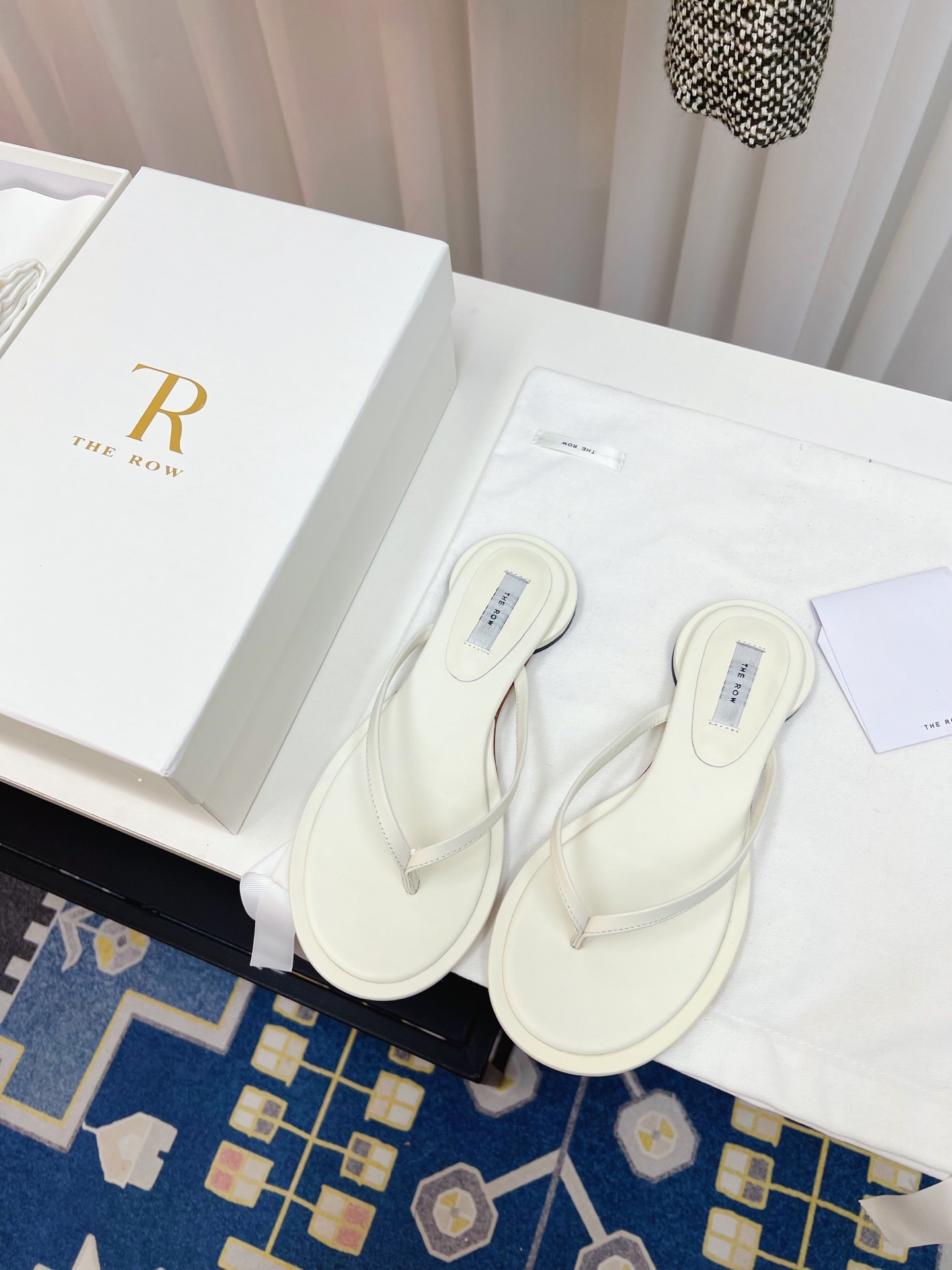 NO:228437,High quality The row2025 new niche design French foot-clip slippers for women, genuine leather is simply the dream shoes of the year. The must-go-toe sense of luxury is exuded from the inside out. Whether it is daily at home or on the street, this clip-toe flip flop will bring you an extraordinary dressing and fashion experience. Fabric sheepskin inner sheepskin sole imported from Italy. Genuine leather sole Size35-41, split-toe shoes, slippers, sheepskin19860909高品质 The row2025新款小众设计法式夹脚拖鞋女,真皮这双简直就是年度梦中情鞋 年度必入高级感从里到外散发了 无论是日常居家还是闲逛街头,这款夹趾人字拖将为您带来非凡的穿着享受与时尚体验 面料羊皮 内里羊皮 鞋底意大利进口真皮鞋底 Size35-41,分趾鞋,slippers,sheepskin,Women's Shoes