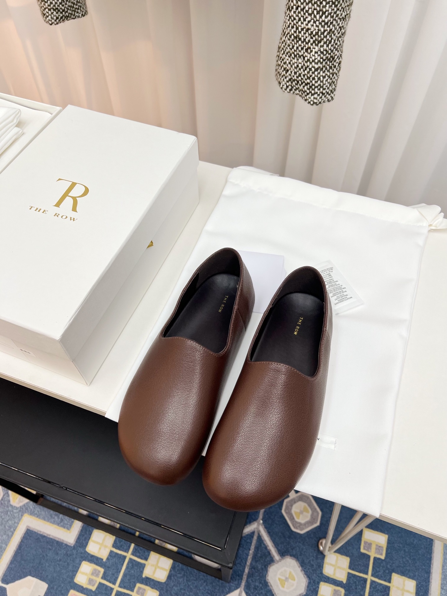 NO:259989,The Row 25s early spring new loafers and Birkenstocks, favorite of the year, looks ordinary, and you will be amazed by its softness and wonderful style after putting on it. A minimalist style that will never be disappointed. Feet feel comfortable and full of wrapping!  The fabric is made of beef velvet/customized original horse hair. The inner foot pads are all lambskin. The original mold-opening custom anti-slip sole. The upper top-skin top-layer sheepskin. The inner sole original tpu sole. The packaging is original packaging. Size35-41, loafers, loafers, sheepskin.19860909The Row 25s早春新品乐福鞋勃肯鞋 年度最爱 看着平平无奇 上脚后会为其柔软程度与绝妙版型惊叹 永远不会失望的极简风格 脚感舒适 包裹感十足！ 面料采用牛反绒/定制原版马毛 内里垫脚均为小羊皮 原版开模定制防滑大底 鞋面摔纹头层羊皮 内里羊皮 大底原版tpu底 包装原版包装 Size35-41,乐福鞋,loafers,sheepskin,Women's Shoes