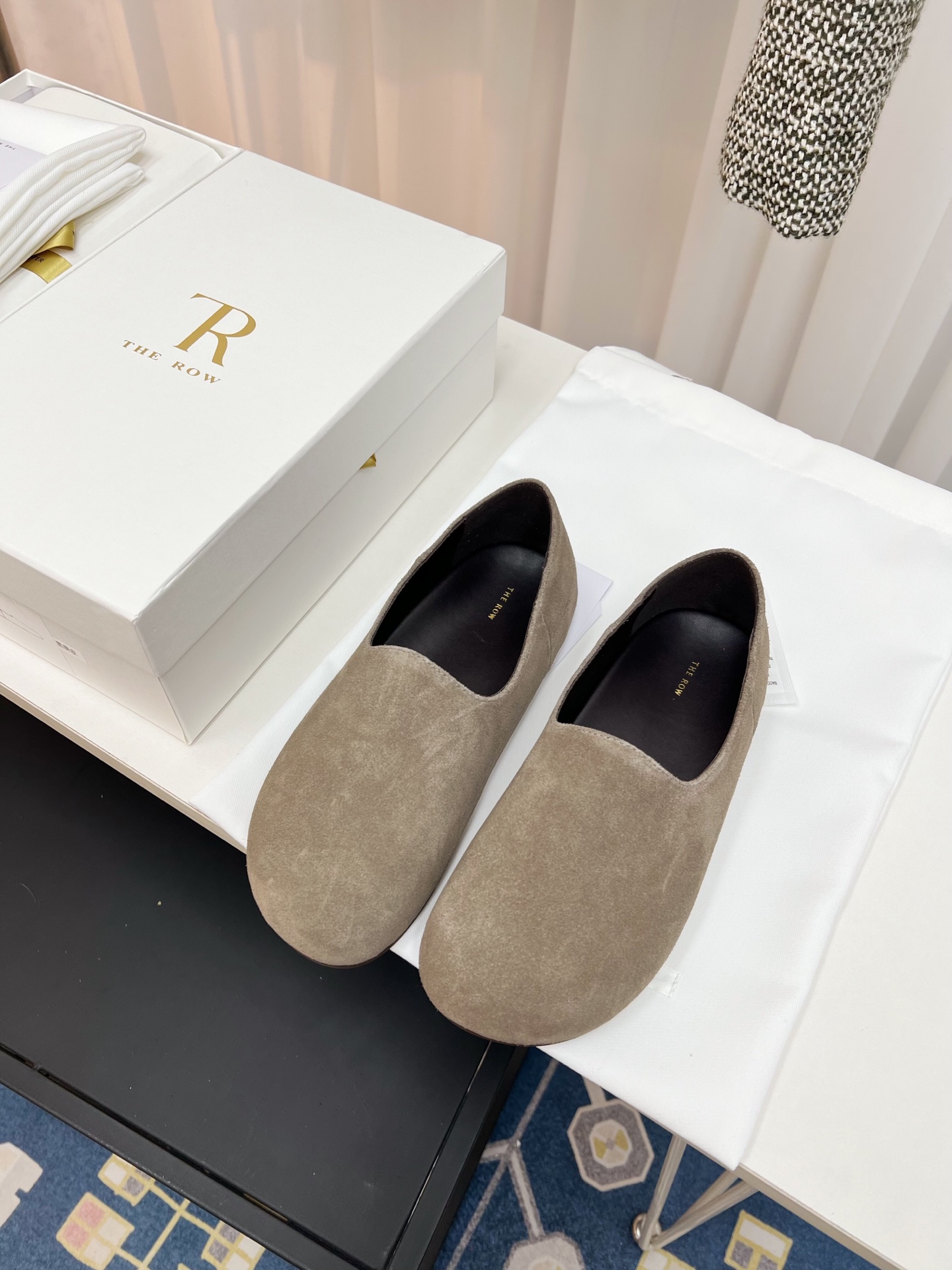 NO:259991,The Row 25s early spring new loafers and Birkenstocks, favorite of the year, looks ordinary, and you will be amazed by its softness and wonderful style after putting on it. A minimalist style that will never be disappointed. Feet feel comfortable and full of wrapping!  The fabric is made of beef reverse velvet/customized original horse wool. The inner foot pads are all lambskin. The original mold-opening custom anti-slip sole. The upper top patterned top layer sheepskin, Yangjing, Gaosiliang beef reverse velvet. The inner sheepskin. The original tpu sole. The original packaging of packaging Size35-41, loafers, loafers, sheepskin, sheep19860909The Row 25s早春新品乐福鞋勃肯鞋 年度最爱 看着平平无奇 上脚后会为其柔软程度与绝妙版型惊叹 永远不会失望的极简风格 脚感舒适 包裹感十足！ 面料采用牛反绒/定制原版马毛 内里垫脚均为小羊皮 原版开模定制防滑大底 鞋面摔纹头层羊皮、羊京、高丝光牛反绒 内里羊皮 大底原版tpu底 包装原版包装 Size35-41,乐福鞋,loafers,sheepskin,sheep,Women's Shoes