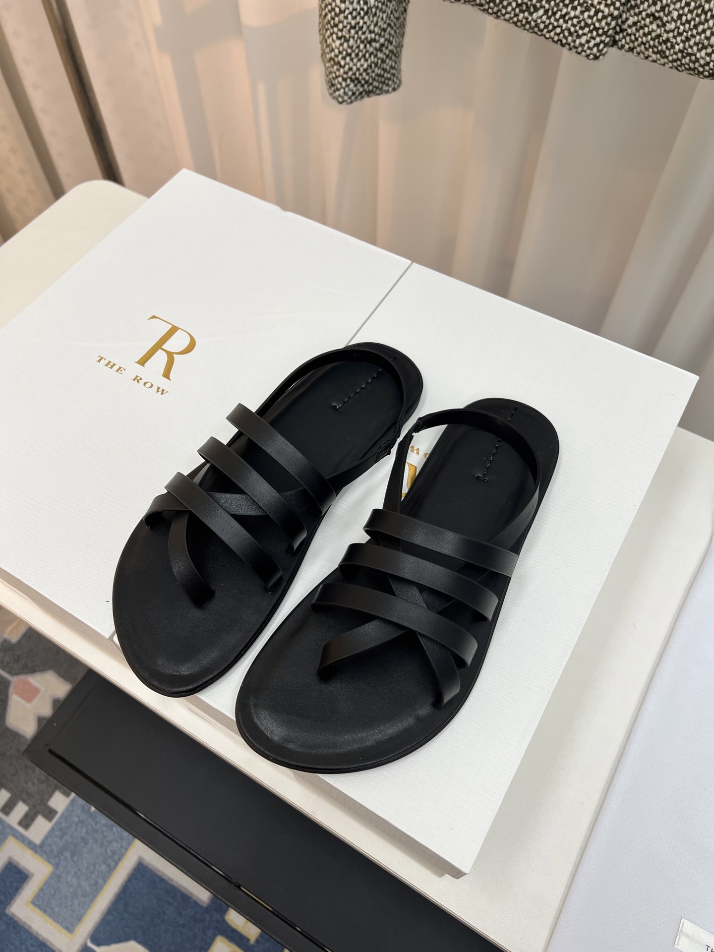 NO:259984,The row 25ss leather Roman foot sandals This style is inspired by Roman shoes. Based on the principle of minimalist aesthetics, it echoes the coolness of summer with a simple shape. The neutral style is minimalist. It is very easy to wear and looks taller and particularly lightweight. It is lined with napa sheepskin, the cost is very high, and the zp is consistent. Upper: imported cowhide, cowhide inner color black brown white bottom material: wear-resistant rubber thick sole size 35-39 (40 no return or exchange), split-toe shoes, sandals, cowhide, sheepskin19860909The row 25ss皮革罗马夹脚凉鞋 此款以罗马鞋为灵感 基于极简美学原则,以简约的造型呼应夏日的清凉.中性风却极简.非常好穿显高,还特别的轻盈.加衬纳帕羊皮,成本非常高,zp一致做法 鞋面: 进口牛皮,牛皮内里 颜色黑色 咖色 白色 底材:耐磨橡胶厚底 码数35-39（40不退换）,分趾鞋,sandals,cowhide,sheepskin,Women's Shoes