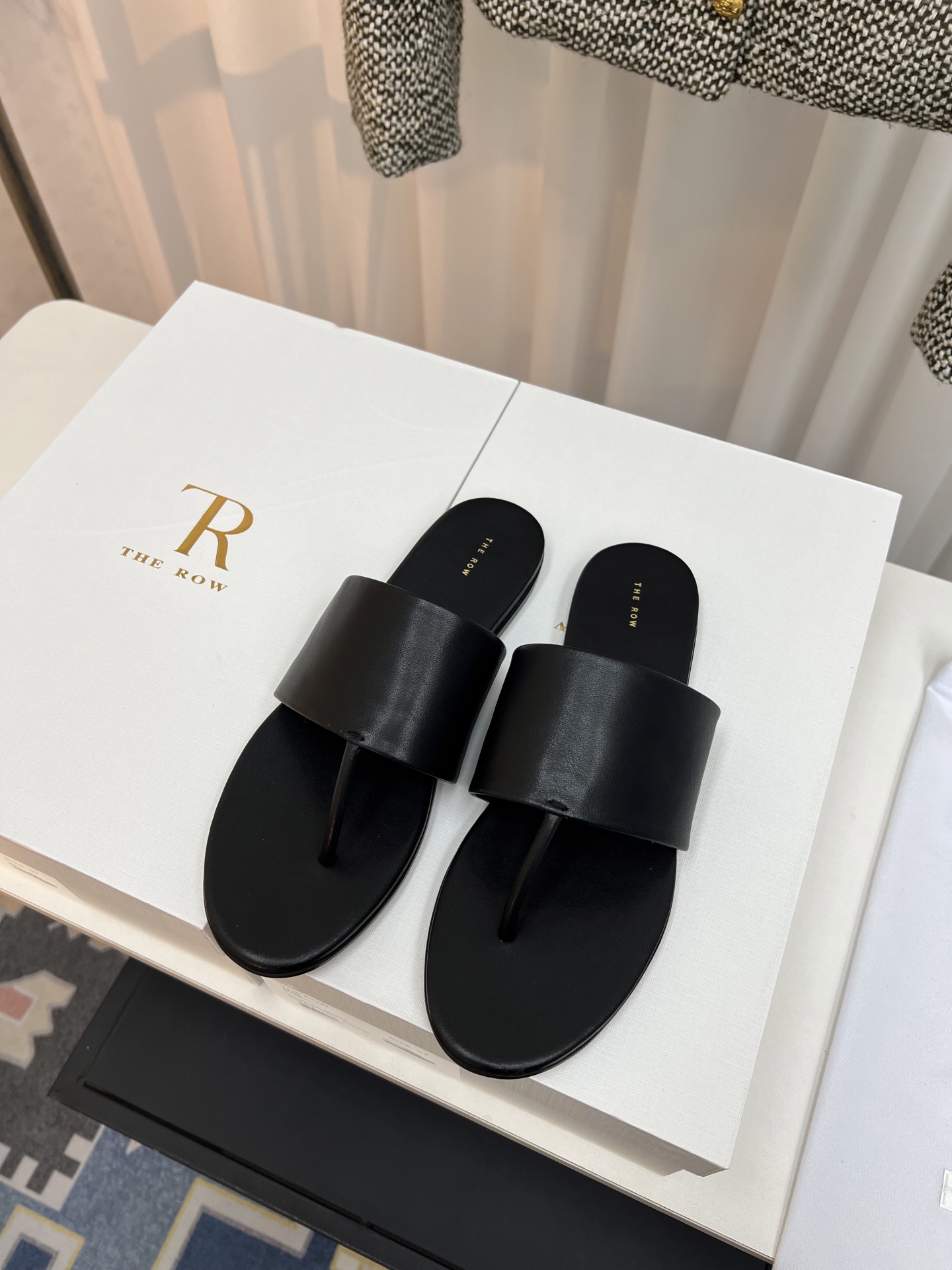 NO:259987,The row flat slippers, foot-clip flops, high-heeled slippers, you will immediately be amazed by one of your slippers. TR slippers, even if you close your eyes, you won’t regret everything is so just right!  Custom imported calf leather, imported sheepskin, sole genuine leather outsole, size 35-39 (40 can be customized without return or exchange), split-toe shoes, slippers, cowhide, sheepskin, Leather soles19860909The row平底拖鞋 夹脚人字拖 高跟拖鞋 上脚马上会惊艳到你的一款拖鞋TR拖鞋闭眼入都不会后悔一切那么恰到好处！ 鞋面定制进口小牛皮 内里进口绵羊皮 鞋底真皮大底 码数35-39（40可定做不退换）,分趾鞋,slippers,cowhide,sheepskin,Leather soles,Women's Shoes