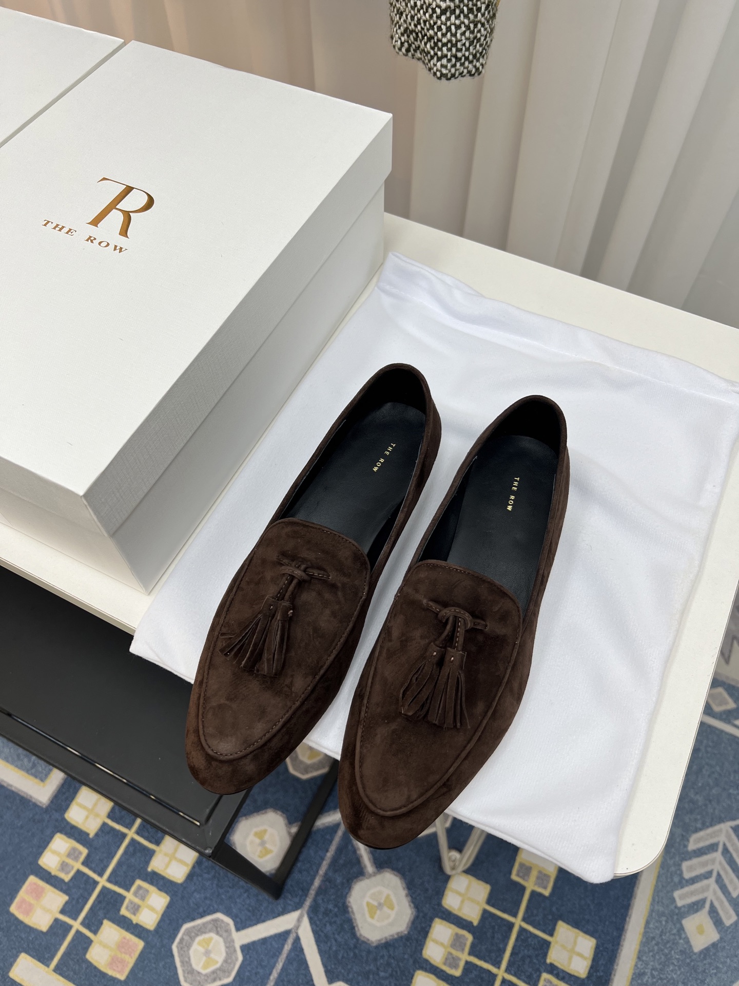 NO:259983,The row French retro round head minimalist versatile flat loafers is really the most comfortable style I have ever worn, so soft!  The socks must take it away. It has a high-end and simple feeling, in fact, in addition to being beautiful, its comfort is really easy to wear so hard that it is reluctant to take it off!  Matched with jeans, suit pants, skirts are not inconsistent, imported fabrics, horsehair and Yangjing, Neri sheepskin, soles, Italian leather outsole, size 35-39 (40 customization, no return or replacement), loafers, loafers, skirts, jeans, business suit, sheepskin, sheep, Leather soles19860909the row法式复古圆头极简百搭平底乐福鞋这款真的是史上我穿过最最舒服的款式太柔软啦！磨脚星人一定要收了它 有一丢高级又简约的感觉其实除了好看以外它的舒适度真的是好穿到舍不得脱下来啦！搭配牛仔裤 西装裤 半身裙都毫无违和感 面料进口马毛和羊京 内里羊皮 鞋底意大利真皮大底 尺码35-39（40定制不退不换）,乐福鞋,loafers,skirts,jeans,business suit,sheepskin,sheep,Leather soles,Women's Shoes