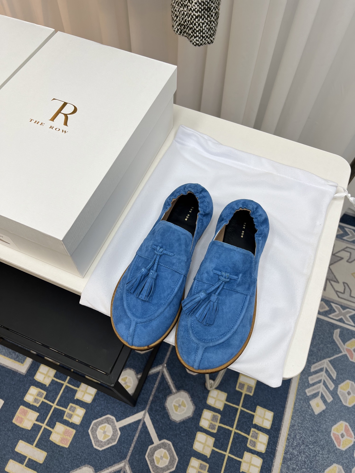 NO:259979,The row's new neutral retro simple loafers tassel shoes!  The square toe design ensures comfort for long-term wear. Whether it is matched with casual wear or formal occasions, it can add a touch of elegance and chic to your look. The tassel pendant embellishment design on the upper has a unique charm and brings you a fashionable sweetness. Whether it is walking or partying, it is your perfect partner. The upper Yangjing inner imported suede, outsole leather outsole Size: 35-40 (40 custom made without return and exchange) With original packaging, loafers, loafers, sheep, Leather soles19860909The row新品中性复古简约乐福鞋流苏单鞋！ 方头设计确保长时间穿着的舒适性,无论是搭配休闲装还是正式场合,它都能为你的造型增添一丝优雅与别致.鞋面流苏吊坠点缀设计别有一番韵味,为你带来时尚的甜美感.无论是步行还是聚会,它都是你的完美搭档. 鞋面羊京 内里进口绒面 大底真皮大底 码数:35-40（40定做不退换） 配原版包装,乐福鞋,loafers,sheep,Leather soles,Women's Shoes