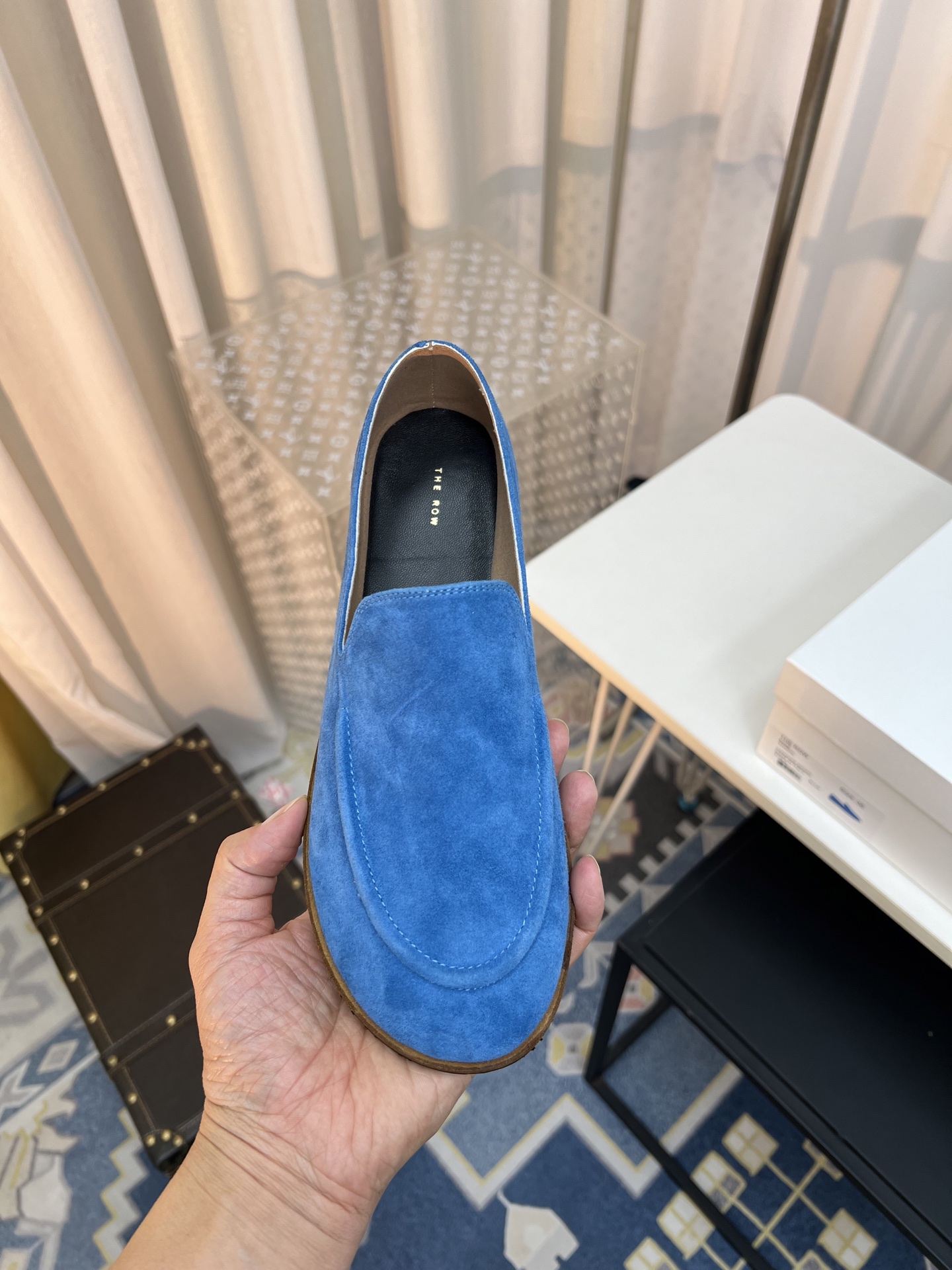 NO:259981,The row's new neutral retro simple loafer shoes!  The square toe design ensures comfort for long-term wear. Whether it is matched with casual wear or formal occasions, it can add a touch of elegance and chic to your look. The tassel pendant embellishment design on the upper has a unique charm and brings you a fashionable sweetness. Whether it is walking or partying, it is your perfect partner. The upper Yangjing inner imported suede, outsole leather outsole Size: 35-40 (40 custom made without return and exchange) With original packaging, loafers, loafers, sheep, Leather soles19860909The row新品中性复古简约乐福鞋单鞋！ 方头设计确保长时间穿着的舒适性,无论是搭配休闲装还是正式场合,它都能为你的造型增添一丝优雅与别致.鞋面流苏吊坠点缀设计别有一番韵味,为你带来时尚的甜美感.无论是步行还是聚会,它都是你的完美搭档. 鞋面羊京 内里进口绒面 大底真皮大底 码数:35-40（40定做不退换） 配原版包装,乐福鞋,loafers,sheep,Leather soles,Women's Shoes