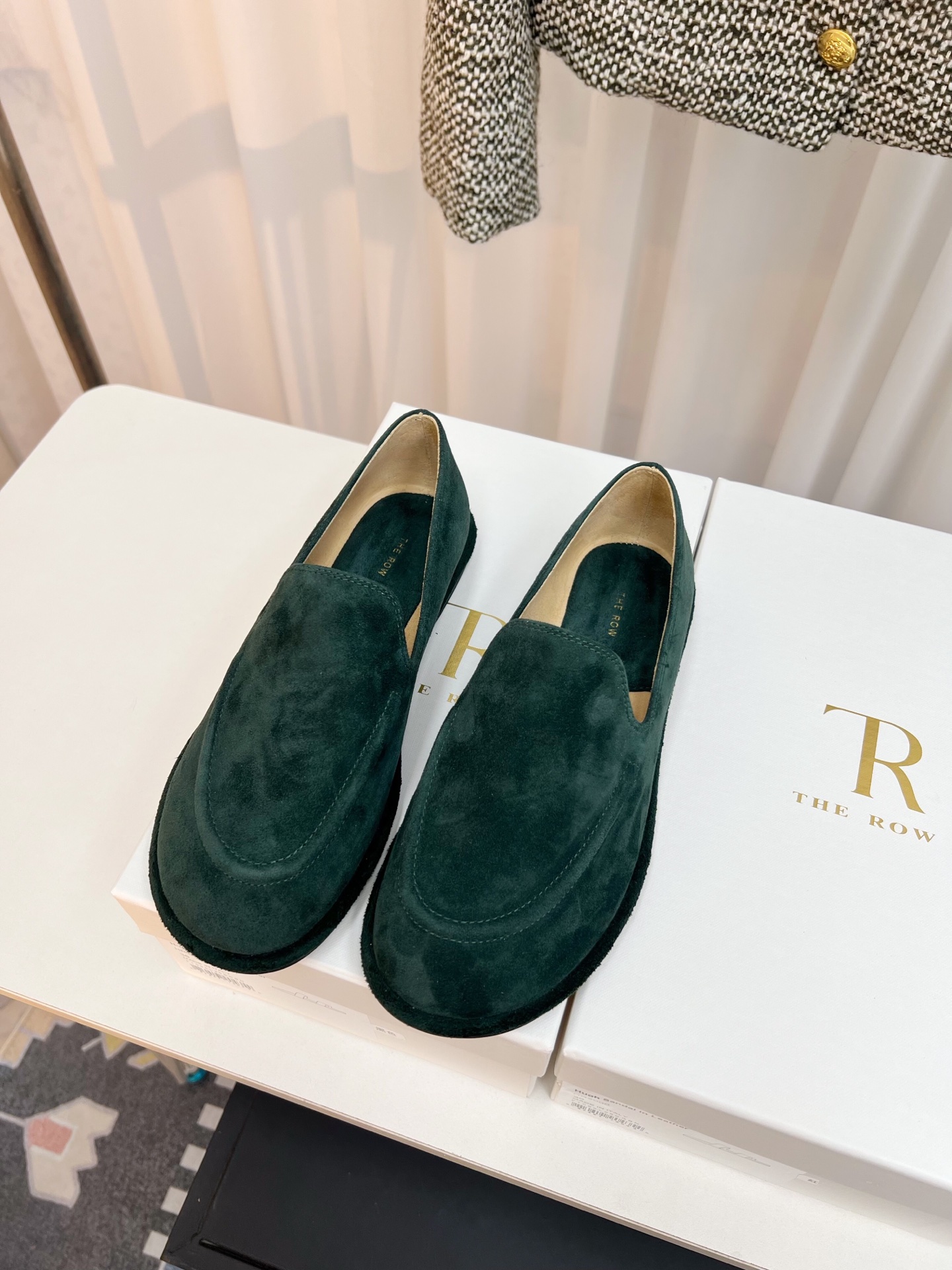 NO:252281,The row_New retro loafers New The Row loafers, I fell in love with this shoe at first sight, and it looks good with a little retro flavor and random combination!  All major internet celebrity bloggers are wearing it, there is no Hong Kong treasure in front and back, the whole shoe is very soft, easy to wear without scratching the feet, simple and versatile style~ The style you don't want to take off when you wear it, close your eyes and enter it with high requirements for foot feeling. The upper is customized imported water-dyeed calfskin, inner lu suede, original rubber sole, size 35-41, complete set of original box packaging, loafers, loafers, cowhide, chamois leather19860909The row_新款复古乐福鞋 新款The Row乐福鞋,第一眼看到这个鞋子就爱上了,带点复古味随意搭配都好看！各大网红博主都在穿它,前后无港宝,整个鞋子非常柔软,好穿不磨脚简约百搭款~穿上就不想脱的款,对脚感要求高的闭眼入它 鞋面原版定制进口水染小牛皮 内里lu麂皮绒 大底原厂橡胶底 尺码35-41 包装全套原盒包装,乐福鞋,loafers,cowhide,chamois leather,Women's Shoes