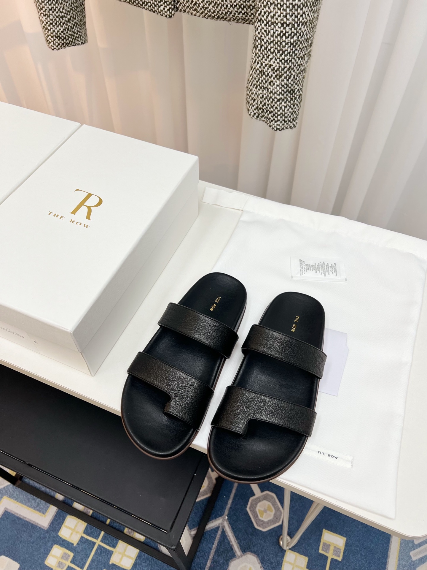 NO:252274,The row 25ss Spring and summer new simple wrinkle face simple flat sole foot-clip slippers!  Therow's usual minimalist style, clean and neat layout design, no decoration, only the design is the highlight, highlighting temperament and personality!  The upper is made of imported soft cowhide, soft, comfortable and soft, original rubber outsole combination, high-end texture!  Size #35-41, split-toe shoes, slippers, cowhide19860909The row 25ss 春夏新款简易皱面简易平底 夹脚拖鞋！ Therow一贯的极简风格 干净利落的版面设计 没有任何装饰 仅以设计为亮点 凸显气质和彰显个性！ 鞋面采用进口绵软牛皮 柔软舒适柔软 大底原版橡胶大底组合 高档质感！ 码数#35-41,分趾鞋,slippers,cowhide,Women's Shoes