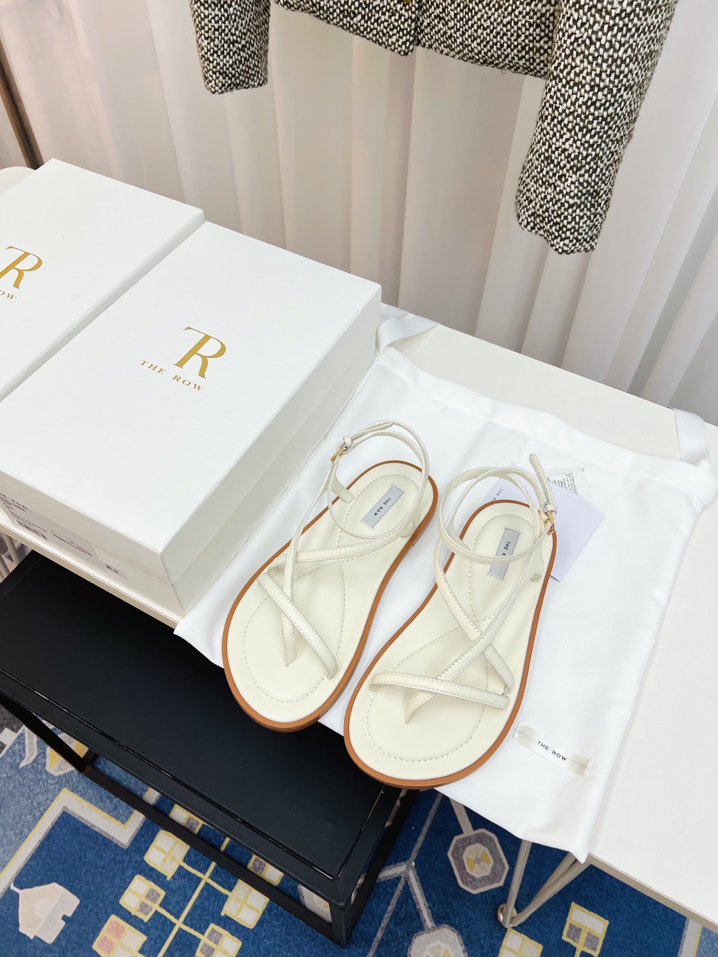 NO:382099,The row 25ss New thin strap flat sandals The thin strap sandals are only worn by the row. As simple as ever, the super design feels, simple and smooth lines. Although there are no too many elements to embellish, only two thin straps support uppers, it is really high-end and versatile. Sandals are superb. Beautiful shoes. Light up the whole summer. Upper sheepskin inner sheepskin. Outsole imported from Italy. Size35-41, sandals, sandals, sheepskin, Leather soles19860909The row 25ss 新款细带平底凉鞋 细带凉鞋只服the row 一如既往的简单,超强设计感,线条简洁流畅 虽然没有过多的元素点缀,只有两根细带支撑鞋面,但真的很高级很百搭 凉鞋极品 美不胜收的鞋 点亮整个夏日 鞋面羊皮 内里羊皮 大底意大利进口真皮大底 Size35-41,凉鞋,sandals,sheepskin,Leather soles,Women's Shoes