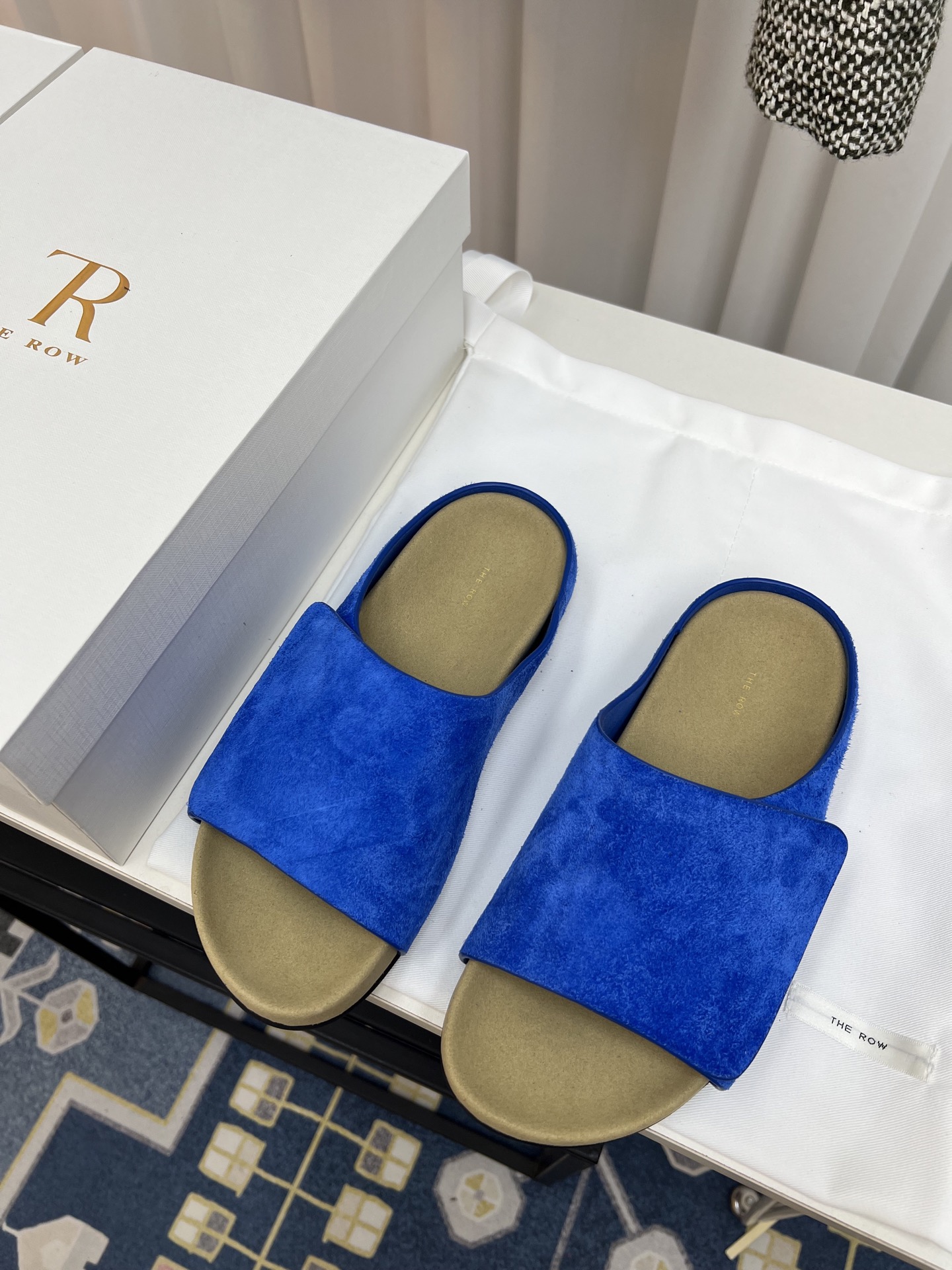 NO:261649,The niche trendy brand THE ROW25 spring and summer new simple round-toe slippers!  Needless to say, a young brand from the United States is one of the most popular brands in the past two years. The spring and summer season is coming. I feel like the slippers are about to be popular!  Fashionable and versatile must be used in summer. The upper uses original top layer cow back velvet, inner top layer cow back velvet, outsole rubber outsole. Size: 35-40 (40 custom made without return) with original packaging, slippers, slippers19860909小众潮牌THE ROW25春夏新款简易圆头拖鞋！来自美国的年轻品牌,这不用多说,是近两年最火之一的品牌,春夏的季节就要到了 拖鞋我感觉即将要爆火！时尚百搭夏天必入 鞋面采用原版头层牛反绒 内里头层牛反绒 大底橡胶大底 码数:35-40（40订做不退换） 配原版包装,拖鞋,slippers,Women's Shoes