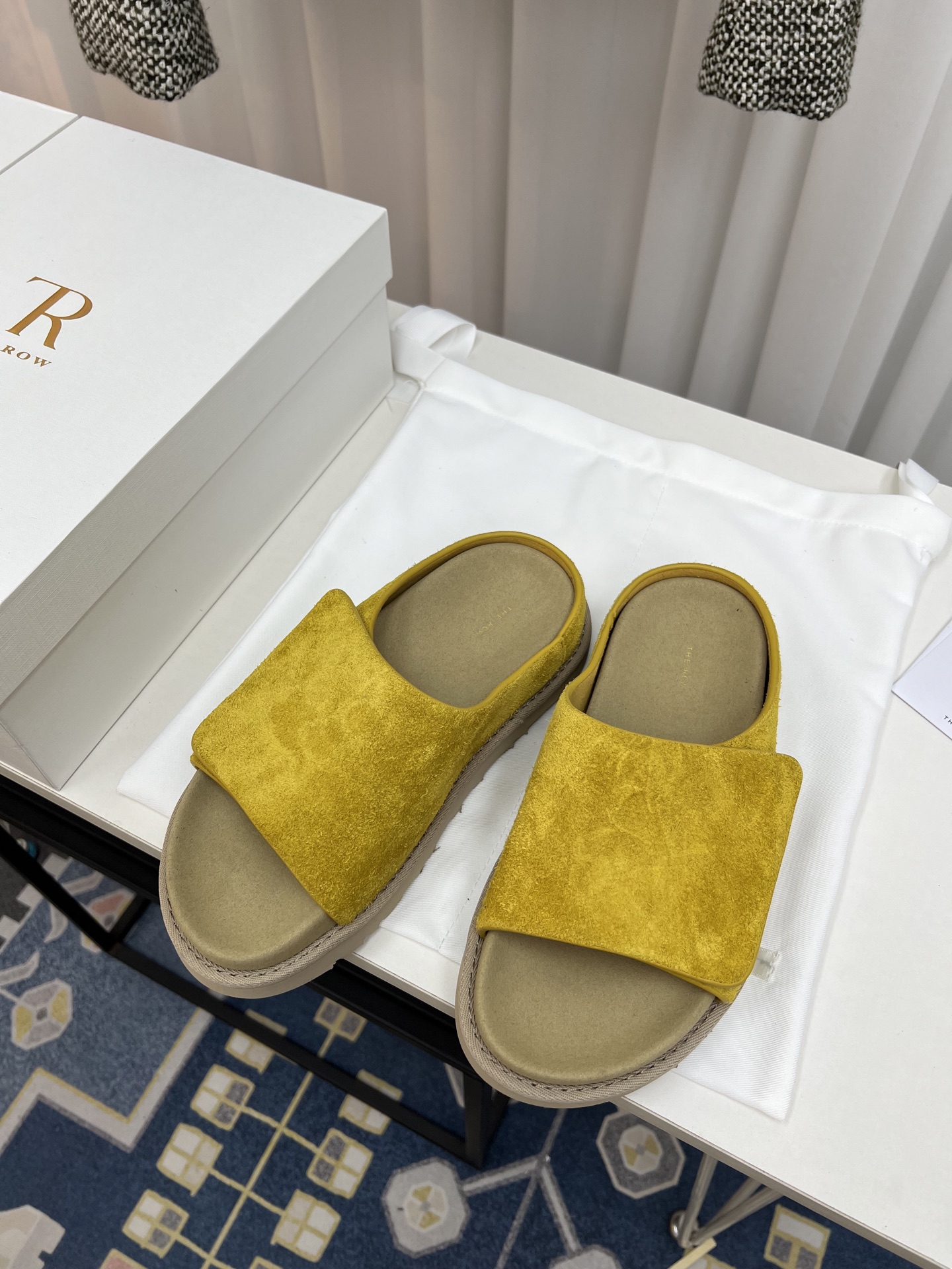 NO:261652,The niche trendy brand THE ROW25 spring and summer new thick-soled simple round-toe slippers!  Needless to say, a young brand from the United States is one of the most popular brands in the past two years. The spring and summer season is coming. I feel like the slippers are about to be popular!  Fashionable and versatile must be used in summer. The upper uses original top layer cow back velvet, inner top layer cow back velvet, outsole rubber sole, sole thickness: about 4cm, size: 35-40 (40 custom made without return) with original packaging, slippers, slippers19860909小众潮牌THE ROW25春夏新款厚底简易圆头拖鞋！来自美国的年轻品牌,这不用多说,是近两年最火之一的品牌,春夏的季节就要到了 拖鞋我感觉即将要爆火！时尚百搭夏天必入 鞋面采用原版头层牛反绒 内里头层牛反绒 大底橡胶大底 底厚:约4cm 码数:35-40（40订做不退换） 配原版包装,拖鞋,slippers,Women's Shoes