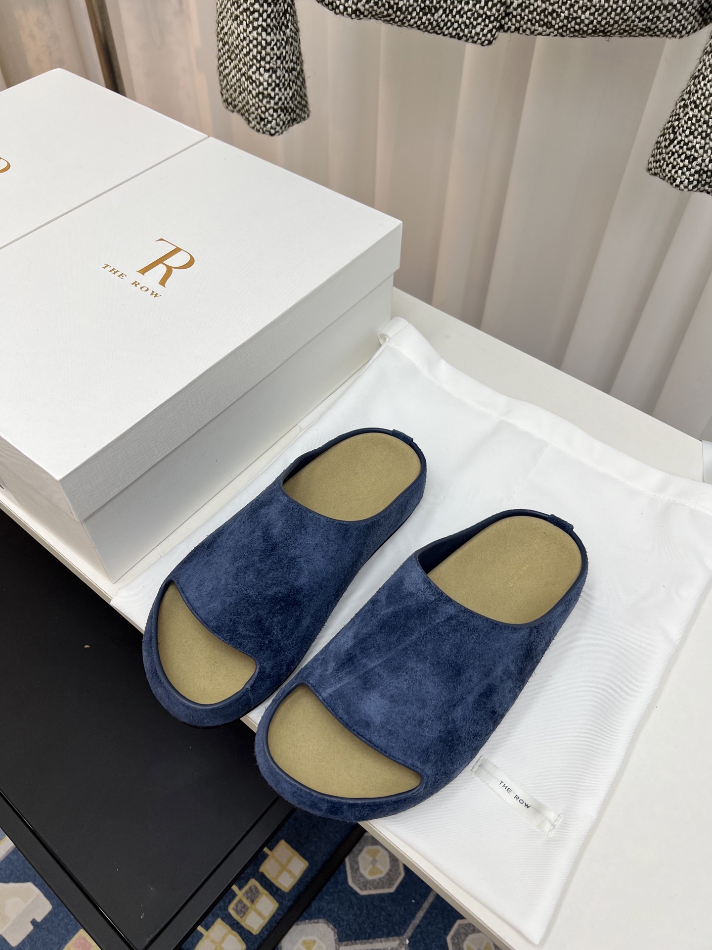 NO:261655,The niche trendy brand THE ROW25 spring and summer new simple round-toe slippers!  Needless to say, a young brand from the United States is one of the most popular brands in the past two years. The spring and summer season is coming. I feel like the slippers are about to be popular!  Fashionable and versatile must be used in summer. The upper uses original top layer cow back velvet, inner top layer cow back velvet, outsole rubber outsole. Size: 35-40 (40 custom made without return) with original packaging, slippers, slippers19860909小众潮牌THE ROW25春夏新款简易圆头拖鞋！来自美国的年轻品牌,这不用多说,是近两年最火之一的品牌,春夏的季节就要到了 拖鞋我感觉即将要爆火！时尚百搭夏天必入 鞋面采用原版头层牛反绒 内里头层牛反绒 大底橡胶大底 码数:35-40（40订做不退换） 配原版包装,拖鞋,slippers,Women's Shoes