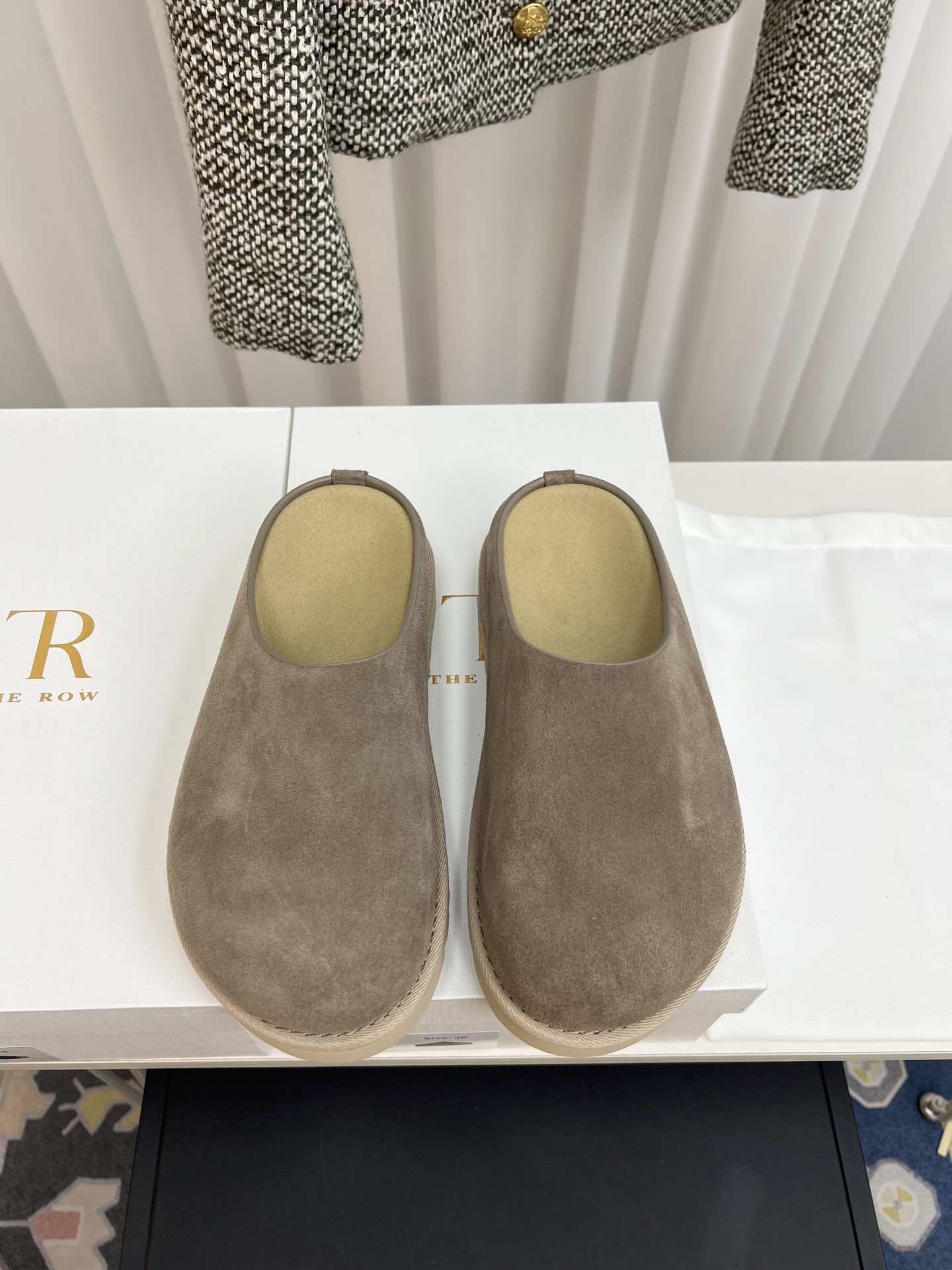 NO:261633,P The Row 25 new thick-soled bag-toe tow, Berkendo, retro style, good-looking, always minimalist style, no logo embellishment, simple is high-end, this is definitely a must-have item for fashionable women, upper beef velvet, inner beef velvet, outsole wear-resistant foam bottom, bottom thickness is about 4cm, size 35-40 (40 custom made without return or exchange), half-drag19860909P The Row 25新款厚底包头拖 勃肯拖 复古味随意搭配都好看 一贯极简风格 没有任何logo点缀 简单即是高级 这款绝对是时髦女性的必备单品 鞋面牛反绒 内里牛反绒 大底耐磨发泡底 底厚约4cm 码数35-40（40定做不退换）,半拖,Women's Shoes