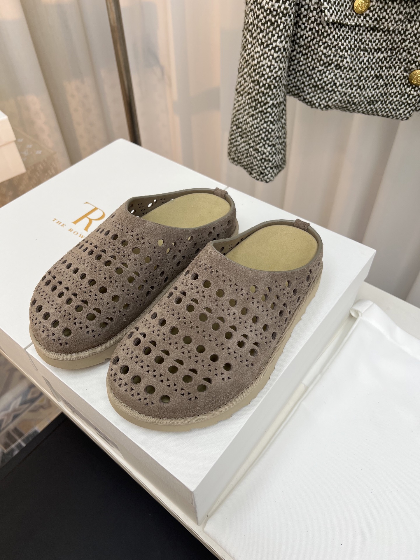 NO:261636,The Row 25 new geometric hollow thick-soled bag head drag Birkendo Minimalist therow latest model, geometric hollow bag head sandals, bringing coolness to the extreme!  Extreme breathability!  The upper is very soft and cow back-sweet fabric!  Including foot pads!  It looks hard but is actually soft ~ It is very light overall!  The matching degree with summer is simply not too good!  !  Material beef reverse velvet inner beef reverse velvet outsole wear-resistant foam bottom Sole thickness about 4cm Shoe size 35-40 (40 custom made without return or exchange), semi-torque, sandals19860909The Row 25新款几何镂空厚底包头拖 勃肯拖 极简主义therow最新款,几何图形镂空包头凉鞋,把清凉做到极致！极致的透气！鞋面非常柔软的牛反绒面料！包括垫脚！看似坚硬实际上反而柔软～整体非常轻便！与夏天的适配度简直不要太匹配！！ 材质牛反绒 内里牛反绒 大底耐磨发泡底 底厚约4cm 鞋码35-40（40定制不退换）,半拖,sandals,Women's Shoes