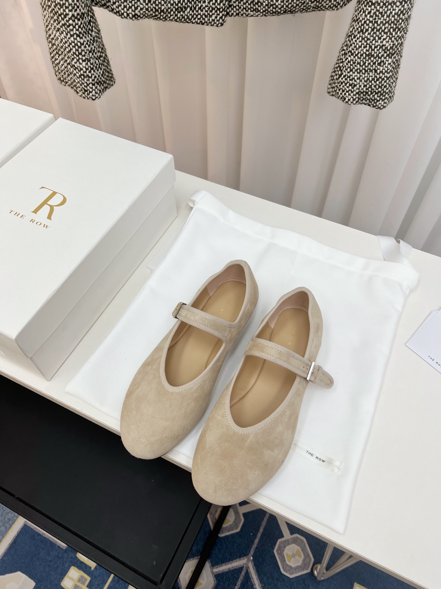 NO:382095,The RowBohème Leather Ballet Flat Shoes is an extremely low-key and very high-end brand. It never needs to use exaggerated logos to show itself. Only the simplest lines and the most advanced materials are to tell everyone's uniqueness. There is always a magic that gives women independence and confidence temperament. This is the row. Today, this Mary Jane directly closes her eyes and it is very soft. The soles are very comfortable and easy to wear. This single shoe is versatile all year round. It looks very beautiful with socks in autumn and winter, and is full of girlishness!  Fat and thin feet can be worn without picking on the feet. Fabric sheepskin inner sheepskin. Original injection molded leather sole. Size 35-40., ballet shoes, mary jane, flats, sheepskin, socks19860909The RowBohème皮革芭蕾平底鞋 一个极其低调且又非常高级的品牌,从来不需要用浮夸的logo来彰显自己,只有最简约的线条和最高级的材质 来告诉大家独特之处,永远都有种赋予女性独立而自信气质的魔力这就是the row,今天这款玛丽珍直接闭眼入它鞋底非常柔软,包子鞋特别舒适好穿,这种单鞋一年四季都百搭,秋冬搭配袜子都很好看,少女感满满！胖瘦脚型都可以穿不挑脚 面料羊皮 内里羊皮 大底原版注塑真皮底 码数35-40.,芭蕾舞鞋,mary jane,flats,sheepskin,socks,Women's Shoes