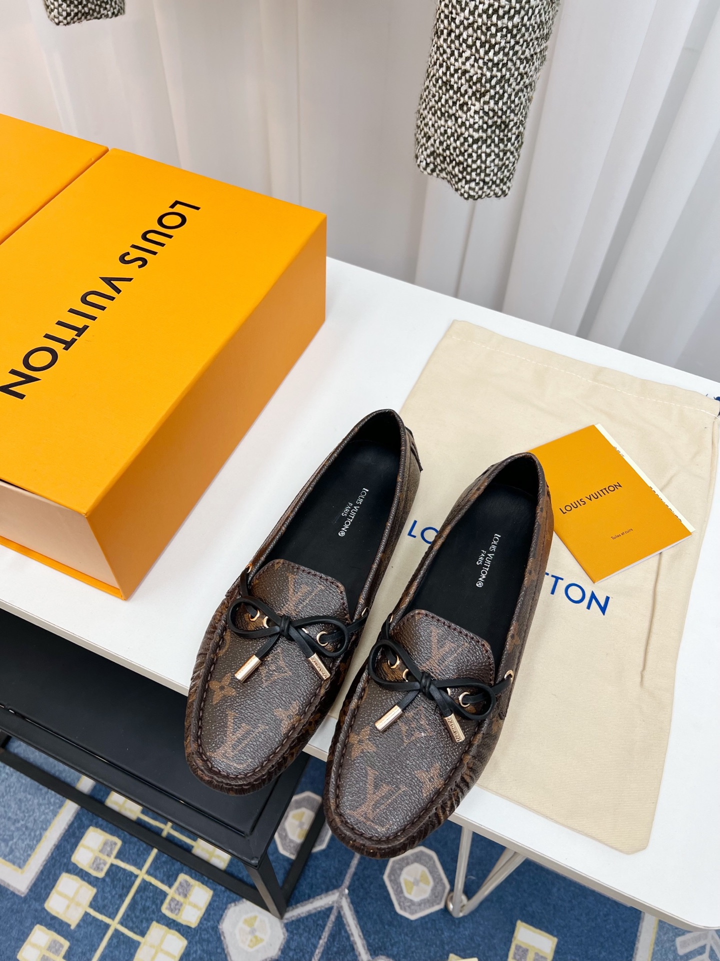 NO:382086,Lujia high-end products Louisville* 2025 Donkey brand new Doudou shoes series are a classic casual and versatile version. They are full of texture and feel comfortable on the feet, simple, neutral and fashionable, casual and atmospheric!  ━━━━━━ t ━━━━━━━━━━━━━━━ Specific original presbyterian and presbyterian denim!  Inside: Imported all cowhide, original molded bean sole, packaging counter original full set of packaging shoe size: women's size 35-40, bean shoes, louis vuitton, louis vuitton, louis vuitton, louis vuitton, cowhide19860909驴家高端货 路易威* 2025 驴牌 新款豆豆鞋系列上新顶级版本经典休闲百搭的一款,质感满满上脚舒适感爆棚,简约中性时髦气息,上脚随性大气！━━━━━ t ━━━━━ 鞋面特定原版老花、老花牛仔！ 内里: 进口全牛皮 大底原版开模豆豆底 包装专柜原版全套包装 鞋码: 女码35-40,豆豆鞋,louis vuitton,louis vuitton,louis vuitton,cowhide,Women's Shoes