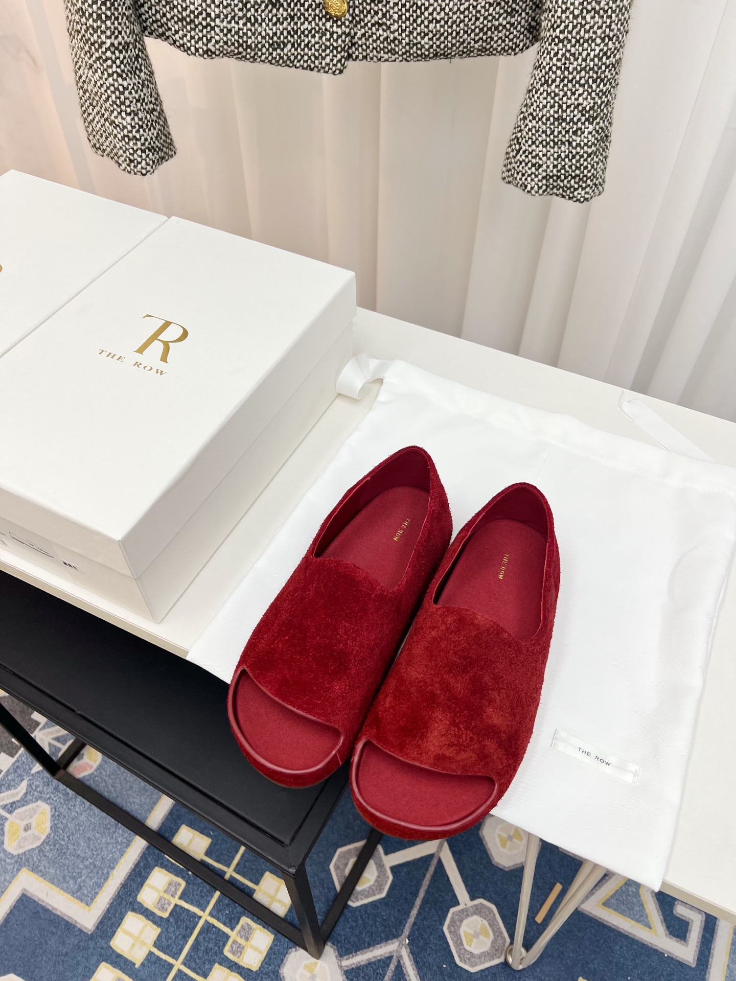 NO:407364,The Row 25s new product open-mouth loafers and Birkenstocks. Favorite of the year. It looks ordinary. After putting on it, you will be amazed at its softness and wonderful style. The minimalist style that will never be disappointed. The foot feels comfortable and the wrapping feels full!  The fabric is made of beef velvet/customized original horse hair. The inner foot pads are all lambskin. The original mold-opening custom anti-slip sole. The upper top-skin top-layer sheepskin. The inner sole original tpu sole. The packaging is original packaging. Size35-41, loafers, loafers, sheepskin.19860909The Row 25s新品开口乐福鞋勃肯鞋 年度最爱 看着平平无奇 上脚后会为其柔软程度与绝妙版型惊叹 永远不会失望的极简风格 脚感舒适 包裹感十足！ 面料采用牛反绒/定制原版马毛 内里垫脚均为小羊皮 原版开模定制防滑大底 鞋面摔纹头层羊皮 内里羊皮 大底原版tpu底 包装原版包装 Size35-41,乐福鞋,loafers,sheepskin,Women's Shoes