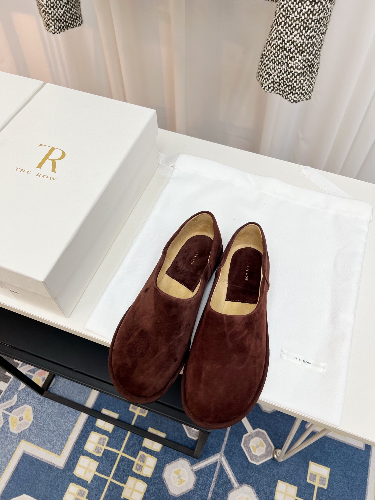 NO:407362,The row_New retro loafers New The Row loafers, I fell in love with this shoe at first sight, and it looks good with a little retro flavor and random combination!  All major internet celebrity bloggers are wearing it, there is no Hong Kong treasure in front and back, the whole shoe is very soft, easy to wear without scratching the feet, simple and versatile style~ The style you don't want to take off when you wear it, close your eyes and enter it with high foot feeling. The upper is customized imported water-dyed calfskin and suede, inner lu suede, original rubber sole, size 35-41, packaging, full set of original box packaging, loafers, loafers, cowhide, chamois leather19860909The row_新款复古乐福鞋 新款The Row乐福鞋,第一眼看到这个鞋子就爱上了,带点复古味随意搭配都好看！各大网红博主都在穿它,前后无港宝,整个鞋子非常柔软,好穿不磨脚简约百搭款~穿上就不想脱的款,对脚感要求高的闭眼入它 鞋面原版定制进口水染小牛皮、麂皮 内里lu麂皮绒 大底原厂橡胶底 尺码35-41 包装全套原盒包装,乐福鞋,loafers,cowhide,chamois leather,Women's Shoes