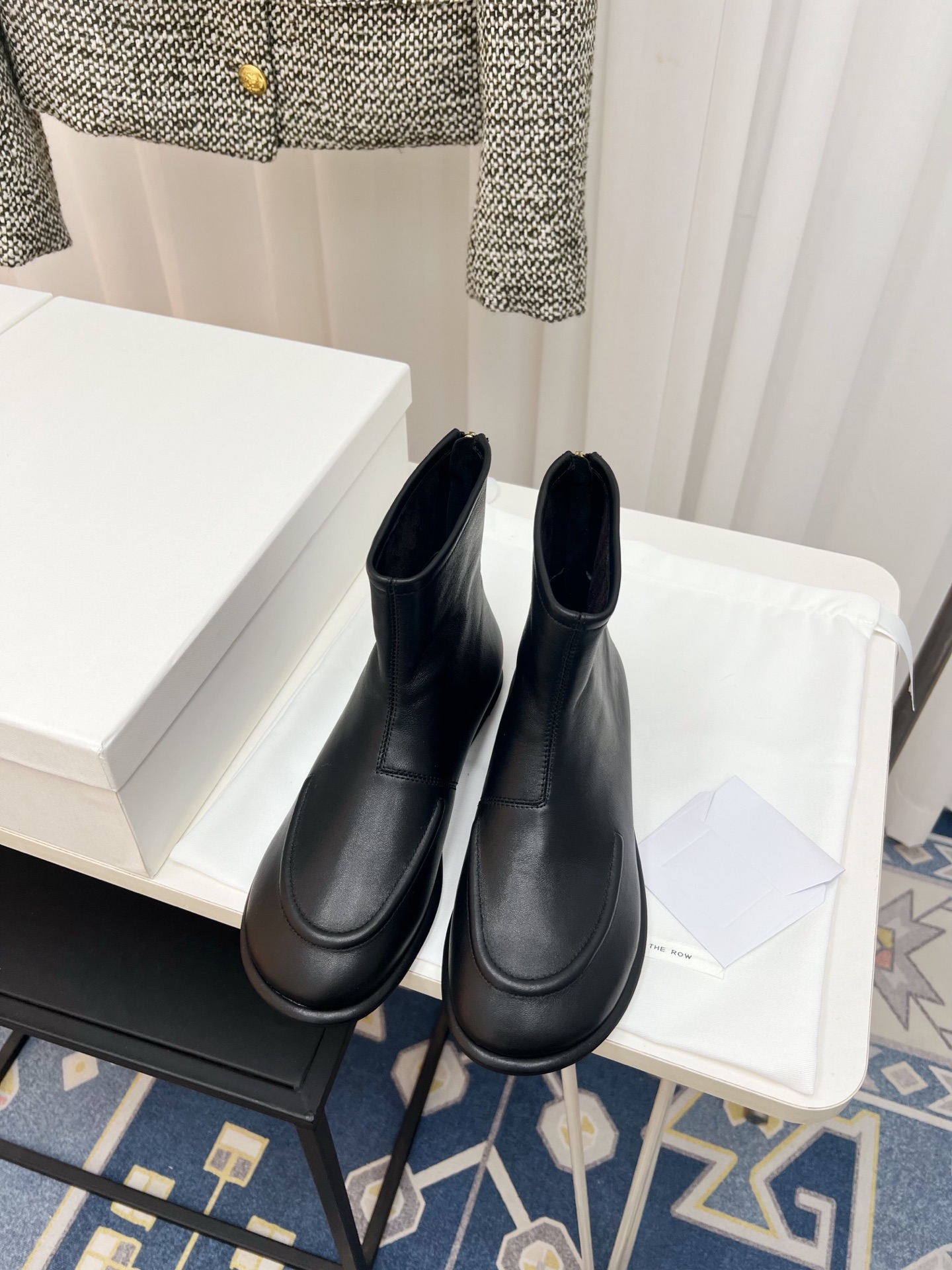 NO:482778,The Row classic retro round-toe flat boots outline the sense of silence in a minimalist posture and become a tacit understanding for those who understand the texture. The round-toe design is a gentle footnote and is suitable for every foot type. The boots are neatly wrapped around the ankles. The lines extend from the toe to the boot mouth. There is no unnecessary decoration but with a sculptural outline. This is the iconic aesthetic of The Row. It is the 'universal match' in the wardrobe. The fabric is made of original custom leather. The inner foot pads are all lambskin. The original mold-open custom anti-slip sole size35-41, boots, boots, sheepskin19860909The Row经典复古圆头平底短靴 以极简之姿勾勒出静默的高级感 成为懂质感者的足下默契. 圆头设计是温柔的注脚 适合每种脚型 短靴筒利落包裹脚踝 线条从鞋头延伸至靴口 没有多余装饰却自带雕塑般的轮廓感—— 这正是The Row的标志性美学 它是衣橱里的“万能搭” 面料采用原版定制皮料 内里垫脚均为小羊皮 原版开模定制防滑大底 size35-41,靴子,boots,sheepskin,Women's Shoes