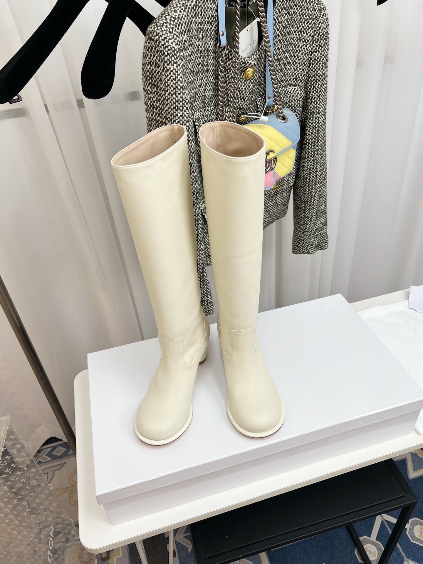 NO:559545,The row minimalist ceiling round toe design high boots. The overall shoe shape is very good-looking and the texture is excellent. The neutral and handsome version is very good-looking. The shoe itself is also very light. It can be worn from now on until late winter. The upper foot is super comfortable and super pedicure. The upper is made of original first-layer calfskin, and the lining is sheepskin. The height is 16 inches. The outsole is imported genuine leather outsole from Italy. Size: 35-41. Comes with original packaging, boots, boots, cowhide, sheepskin, leather.  soles19860909The row极简天花板圆头设计感高靴 整体鞋型很好看,质感一绝 中性帅气版型很好看 鞋子本身自重也超轻的 可以从现在开始一直搭配到深冬 上脚超舒服超修脚 鞋面采用原版头层小牛皮, 内里羊皮 高度16寸 大底意大利进口真皮大底 码数:35-41 配原版包装,靴子,boots,cowhide,sheepskin,Leather soles,Women's Shoes