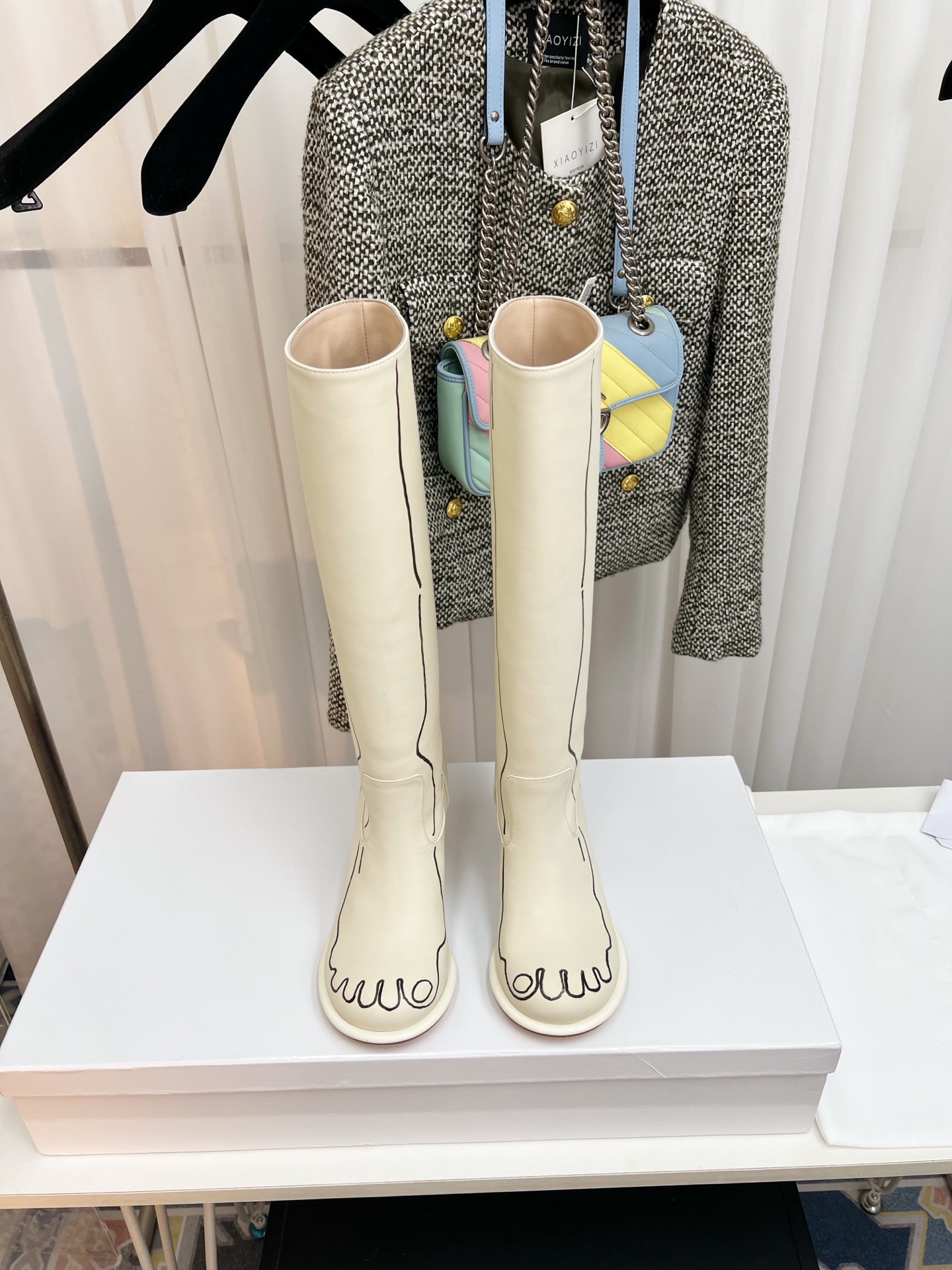 NO:559528,(Designer's hand-painted version) The row's minimalist ceiling round-toe design high boots. The designer uses hand-painted foot shapes as a pen. The pioneering pattern design injects strong artistic tension into the shoes to interpret a niche and high-end sense. Achievements are not defined. Each pair is an unique art piece (the pattern is hand-drawn, there will be irregularities). The upper foot is super comfortable and super pedicure. The upper is made of original first-layer calfskin, and the lining is sheepskin. The height is 16 inches. Outsole imported from Italy. Genuine leather outsole. Size: 35-41.  Comes with original packaging, boots, cowhide, sheepskin, Leather soles19860909（设计师手绘版） The row极简天花板圆头设计感高靴 设计师以手绘足型为笔 图案先锋设计 为鞋子注入强烈的艺术张力 演绎小众高级感 成就不被定义 每一双都是艺术孤品（图案手工绘制 会有不规则情况） 上脚超舒服超修脚 鞋面采用原版头层小牛皮, 内里羊皮 高度16寸 大底意大利进口真皮大底 码数:35-41 配原版包装,靴子,boots,cowhide,sheepskin,Leather soles,Women's Shoes