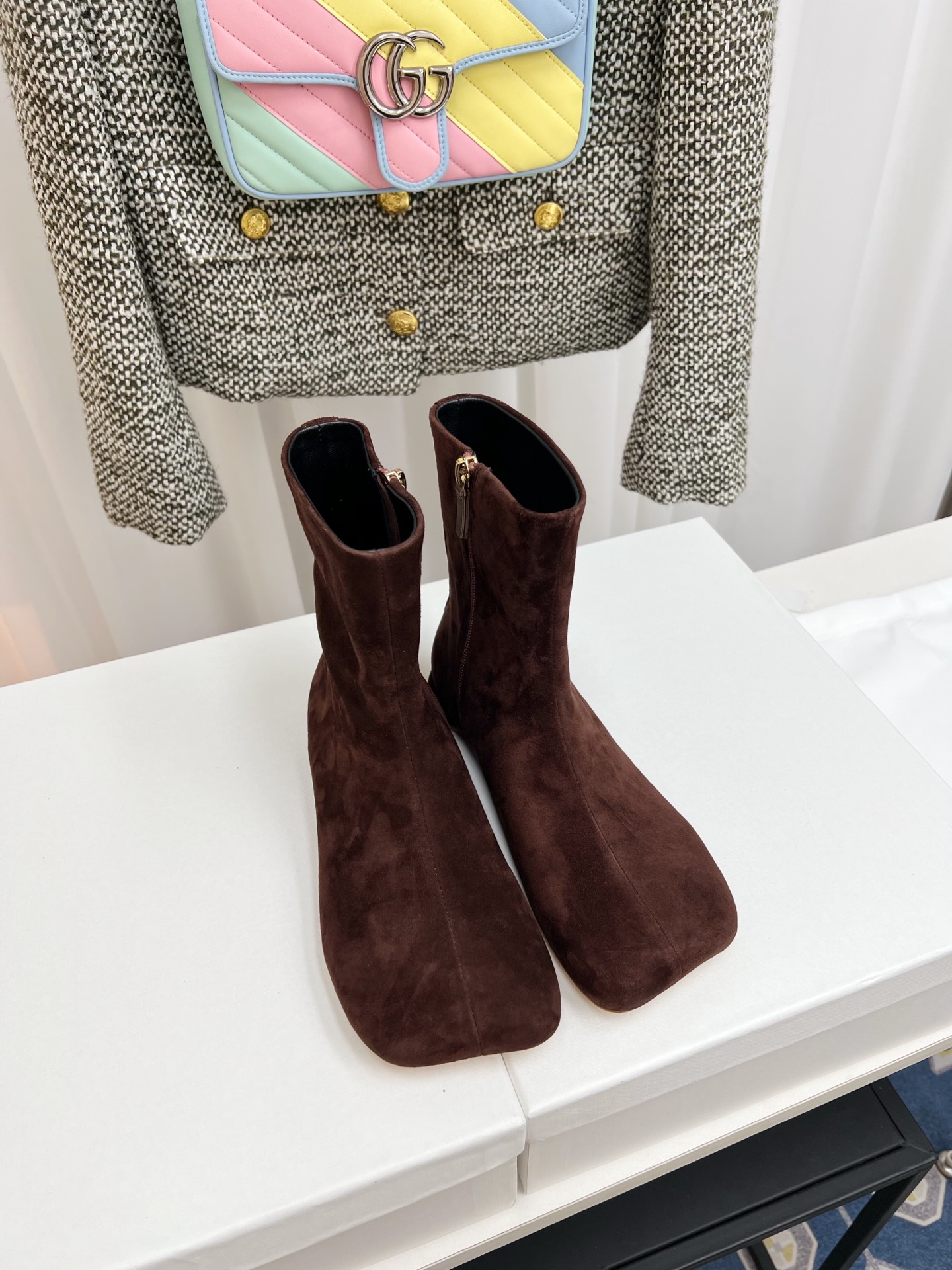 NO:491988,2025 Autumn and Winter Release THE ROW Trendy Design Short Boots Don't follow the trend, just define the trend!  Sheepskin texture wraps your feet, the oblique square head design subverts mediocrity, and the round heel blessings comfort and style. This pair of short boots is the most designed fashion weapon in your shoe cabinet, making every outfit an eye-catching scene. Upper sheepskin, suede, inner sheepskin, heel height 2cm, imported leather sole, size 35-41, boots, boots, sheepskin, chamois leather198609092025秋冬发布 THE ROW 潮品设计感短靴 不随波逐流,只定义潮流！羊皮质感包裹双脚,斜方头设计颠覆平庸,圆跟加持舒适与格调.这双短靴,是你鞋柜里最具设计感的时尚武器,让每一次穿搭都成为吸睛现场. 鞋面羊皮、麂皮 内里羊皮 跟高2cm 大底进口真皮底 码数35-41,靴子,boots,sheepskin,chamois leather,Women's Shoes