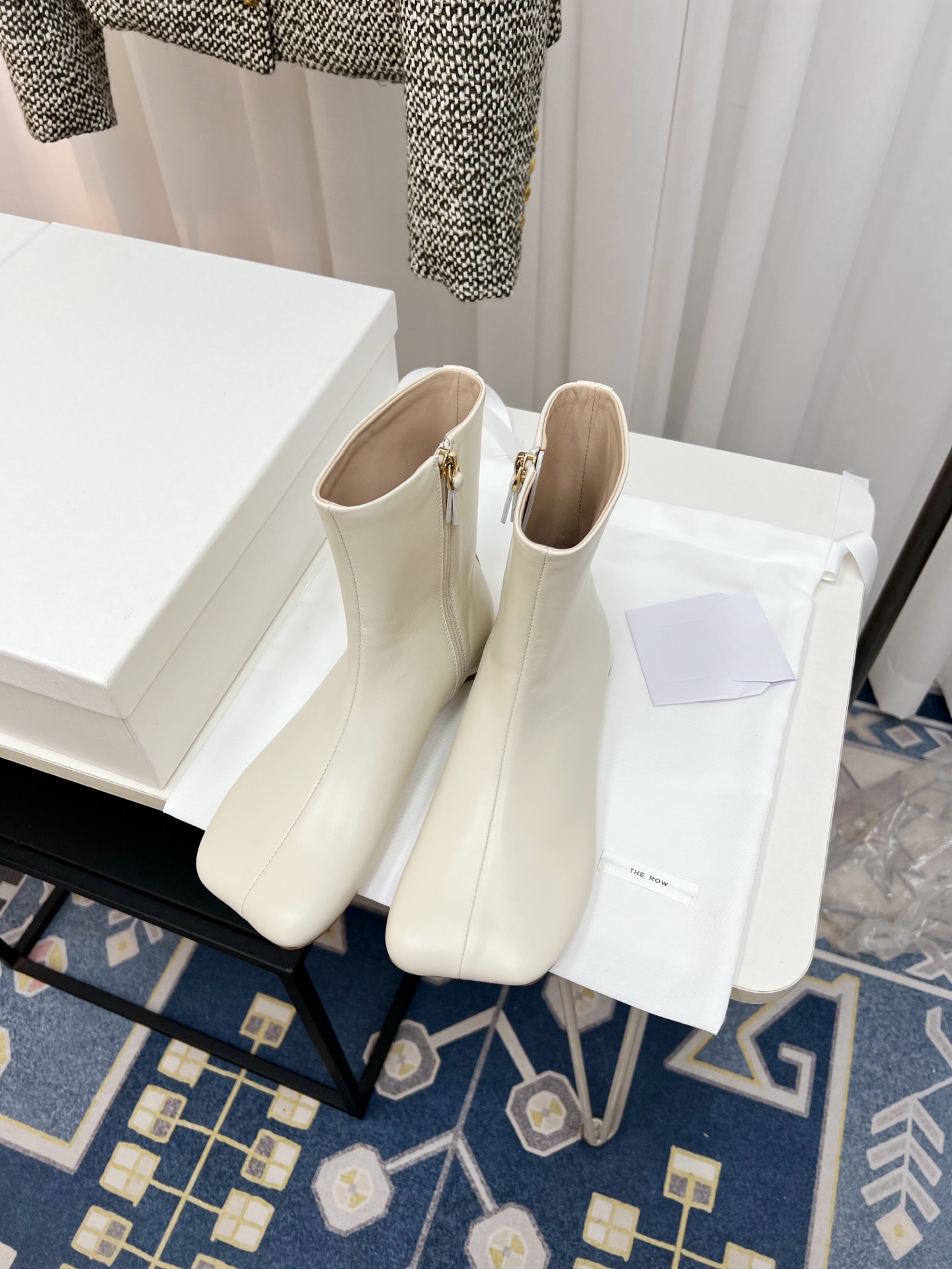 NO:489752,2025 Autumn and Winter Release THE ROW Trendy Design Short Boots Don't follow the trend, just define the trend!  Sheepskin texture wraps your feet, the oblique square head design subverts mediocrity, and the round heel blessings comfort and style. This pair of short boots is the most designed fashion weapon in your shoe cabinet, making every outfit an eye-catching scene. Upper sheepskin, suede, inner sheepskin, heel height 2cm, imported leather sole, size 35-41, boots, boots, sheepskin, chamois leather198609092025秋冬发布 THE ROW 潮品设计感短靴 不随波逐流,只定义潮流！羊皮质感包裹双脚,斜方头设计颠覆平庸,圆跟加持舒适与格调.这双短靴,是你鞋柜里最具设计感的时尚武器,让每一次穿搭都成为吸睛现场. 鞋面羊皮、麂皮 内里羊皮 跟高2cm 大底进口真皮底 码数35-41,靴子,boots,sheepskin,chamois leather,Women's Shoes