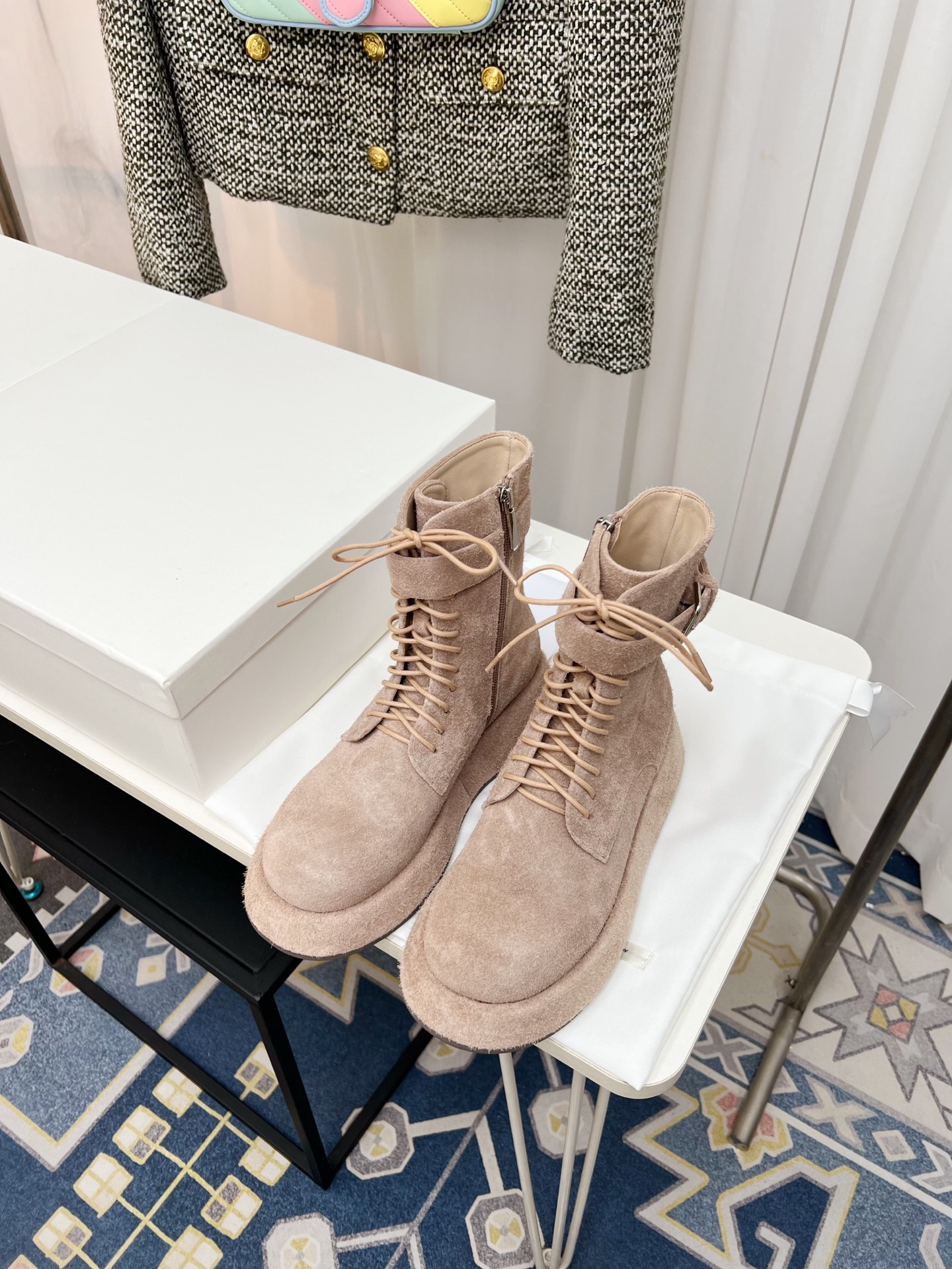 NO:559543,2025 autumn and winter new product THE ROW must-have high-end trendy genuine leather lace-up boots!  Made of all cowhide, the cowhide material of the water-coated platform shows sincerity, and the design of the personalized straps and thick soles makes people fall in love at a glance; coupled with the highly recognizable design of the trapezoidal outsole, the genuine leather texture and trendy design from the inside to the outside take you easily into the high-end fashion circle. Cow suede upper, sheepskin lining, water-coated suede, heel height 4cm, size 35-41, boots, boots, cowhide, sheepskin198609092025秋冬新品THE ROW 必入高端潮流真皮系带潮靴！以全牛皮铸就,包水台的牛皮用料尽显诚意,个性绑带与厚底的设计感让人一眼沦陷；再配上极具辨识度设计感梯形大底,从里到外的真皮质感与潮流设计,带你轻松跻身高端时尚圈层 鞋面牛反绒 内里羊皮 包水台牛反绒 跟高4cm 码数35-41,靴子,boots,cowhide,sheepskin,Women's Shoes